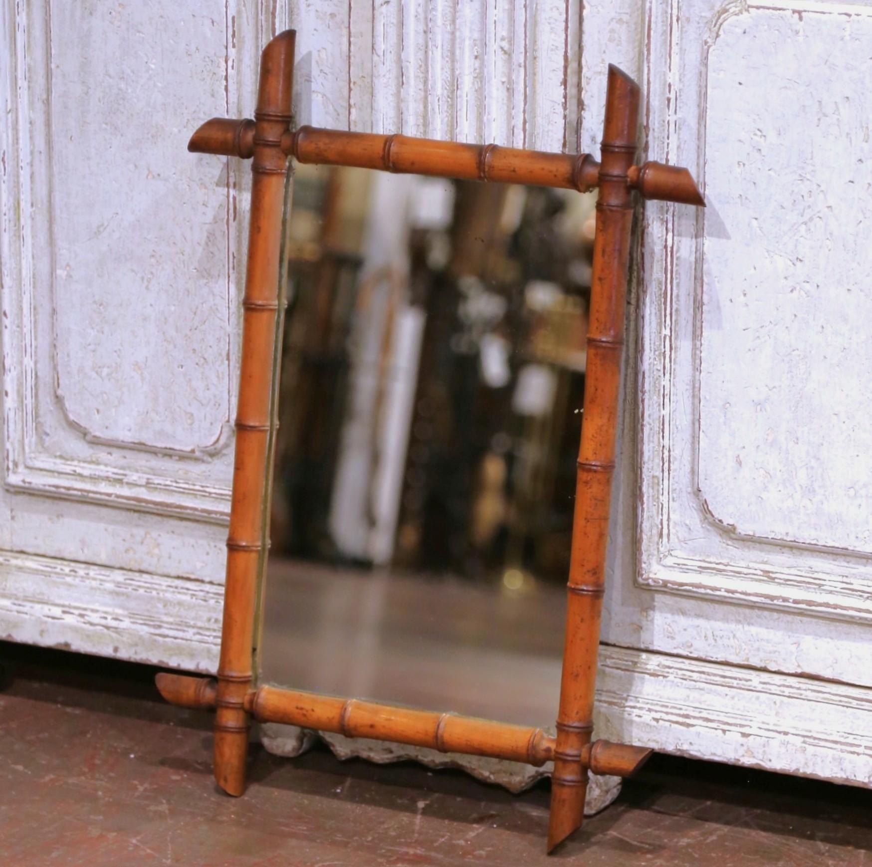 Decora un recibidor o un tocador con este encantador espejo antiguo de madera torneada. Fabricada en Francia hacia 1920, la decoración de pared se caracteriza por su artesanía sencilla pero elegante. El marco de nogal presenta husillos de madera
