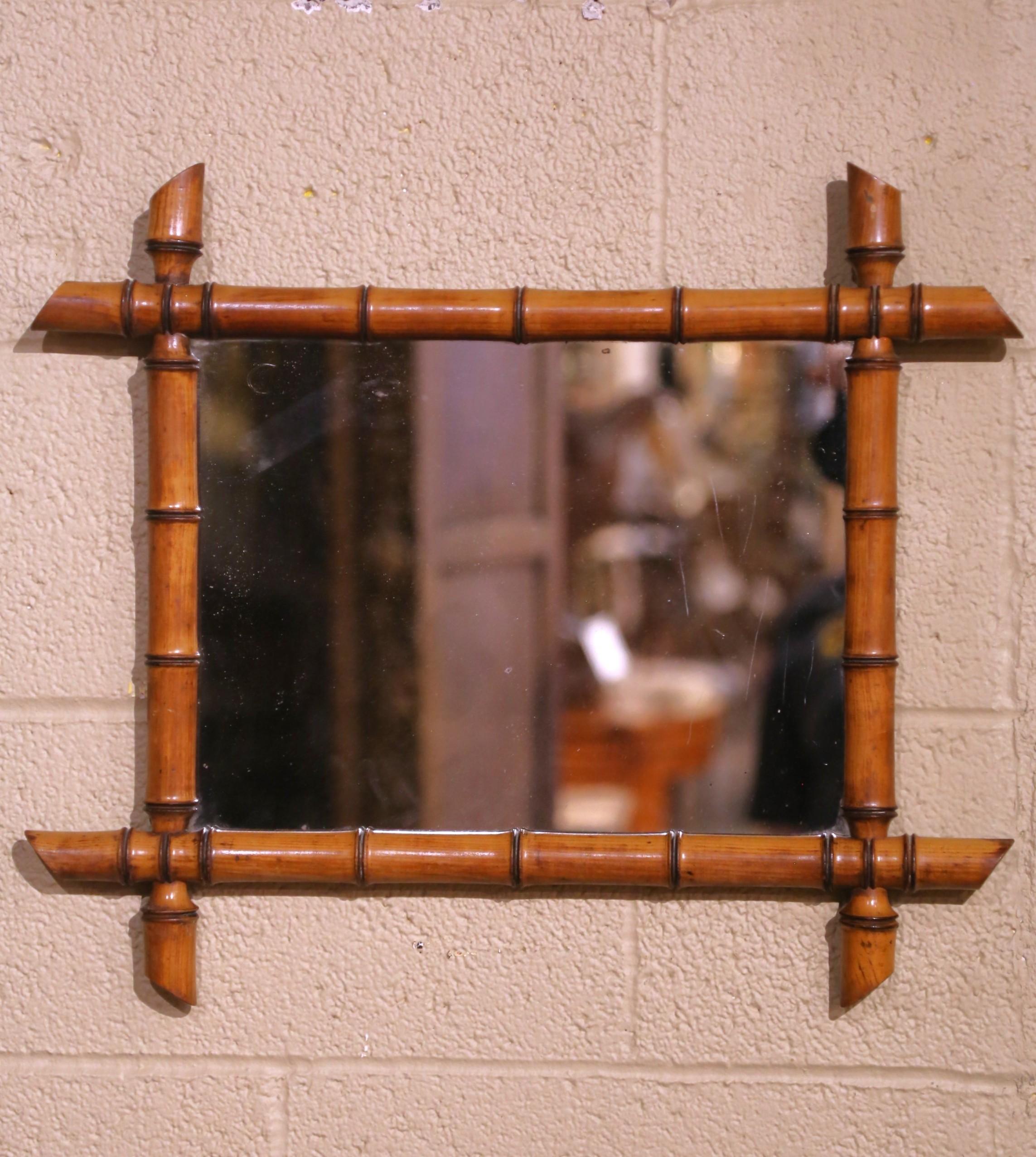Miroir mural en faux bambou sculpté à la main au début du 20ème siècle. Excellent état - En vente à Dallas, TX