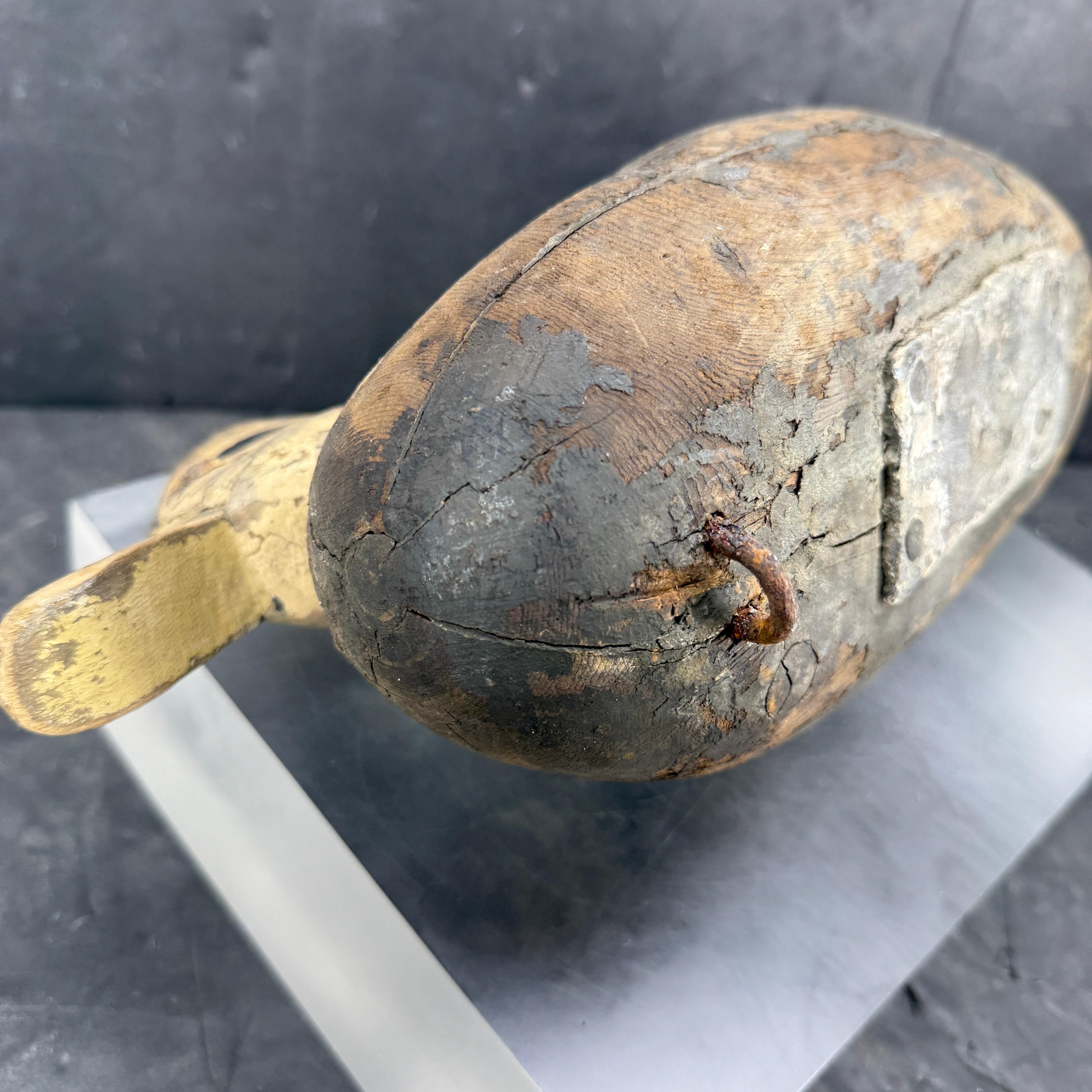 Français Appelant de canard en bois sculpté à la main du début du 20e siècle. en vente