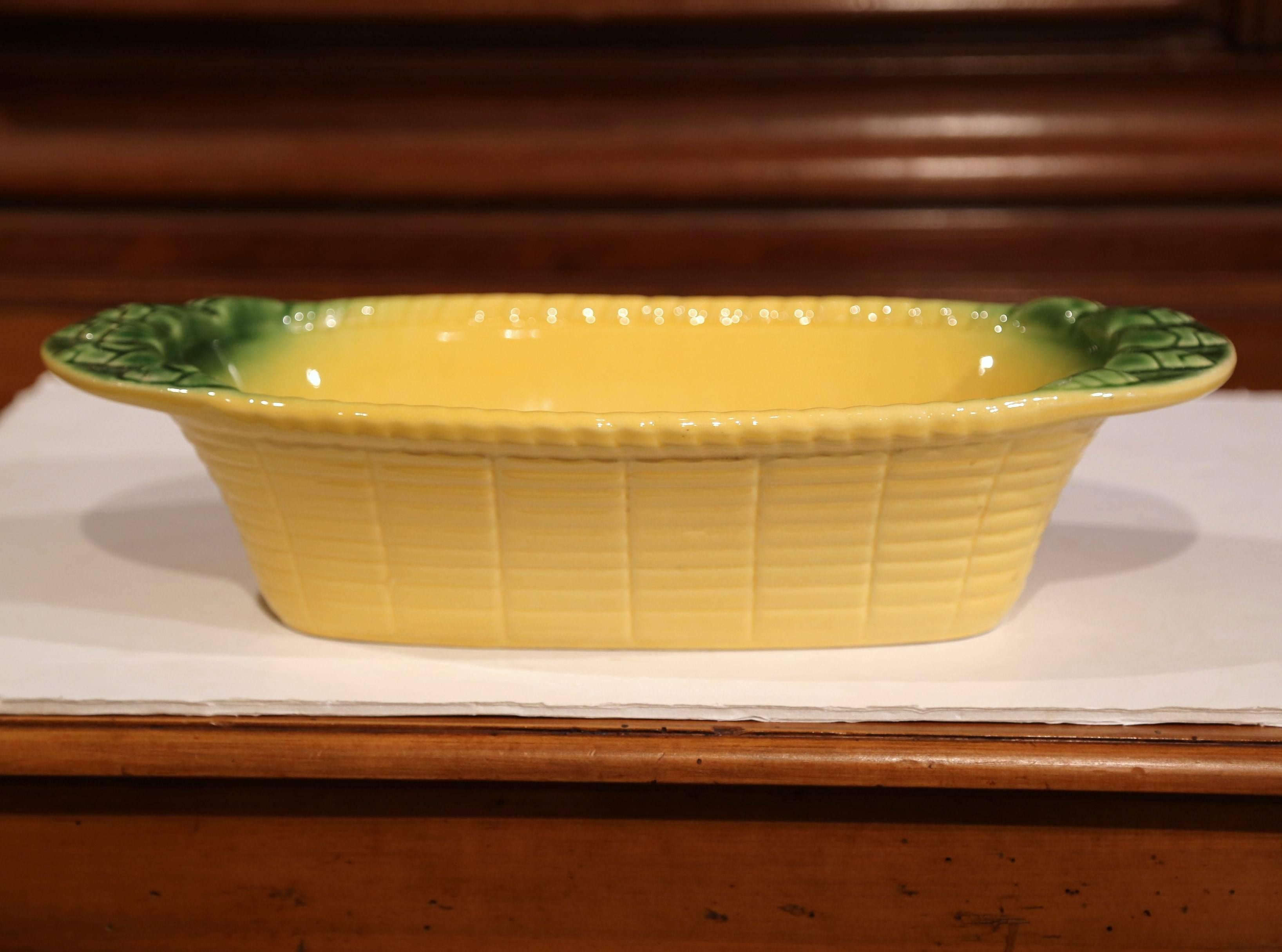 Esponi la tua frutta o altri prodotti deperibili in questo coloratissimo piatto in maiolica antica. Creata in Provenza, in Francia, intorno al 1920, la ciotola decorativa in porcellana ricorda una spiga di grano e presenta un motivo a cesto