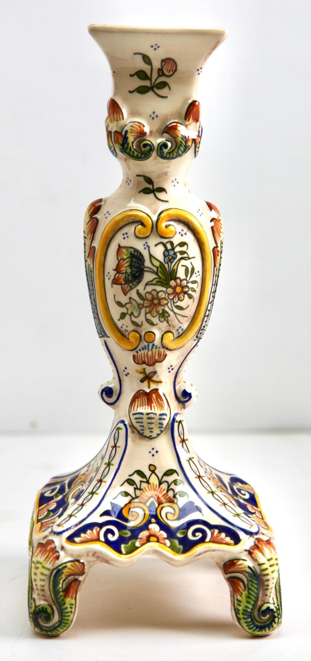 Die Motive auf dieser französischen Fayencegruppe sind typisch für die Keramik aus Rouen. 
Französischer handbemalter Fayence-Kerzenleuchter aus Rouen, Anfang des 20
Markierung auf der Unterseite: 