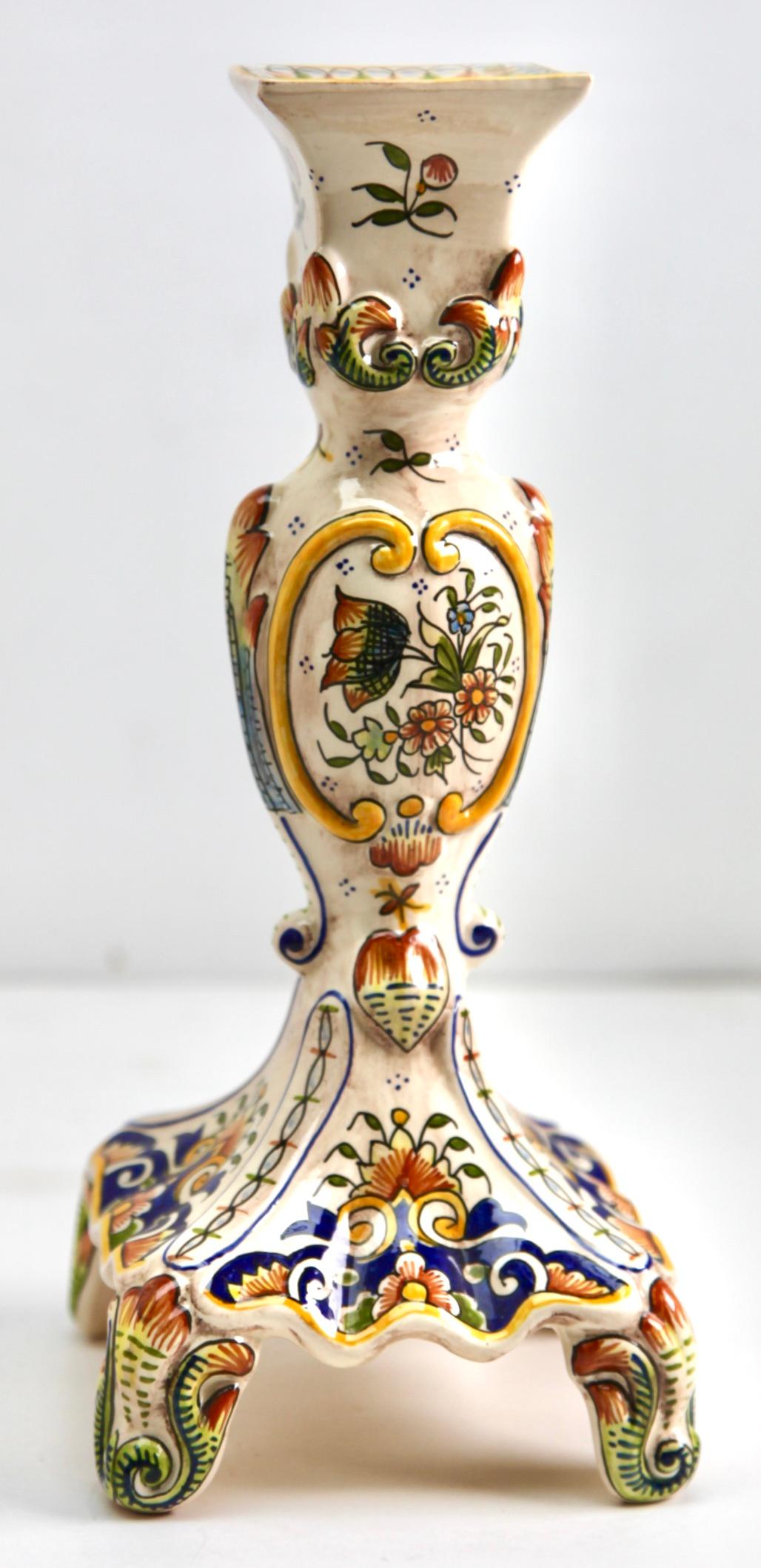 Französischer handbemalter Fayence-Kerzenständer aus Rouen, frühes 20. Jahrhundert (Handgefertigt) im Angebot