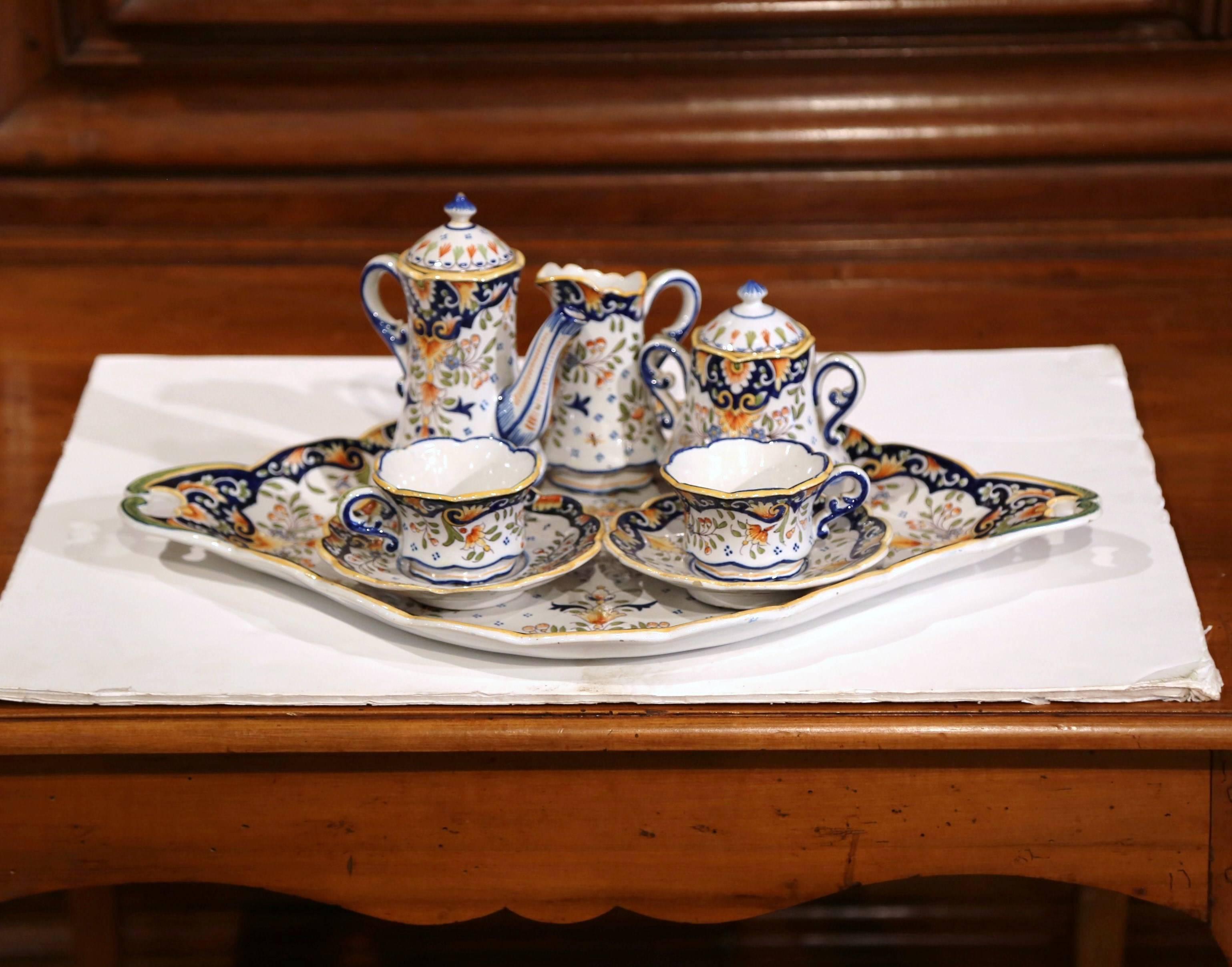 Servieren Sie Kaffee oder Tee in diesem eleganten Kaffeeservice aus Fayence. Das Set wurde um 1920 in Blois, Frankreich, hergestellt und besteht aus einem großen ovalen Tablett, zwei Tassen mit Untertassen, einem Sahnekännchen, einer Zuckerdose mit