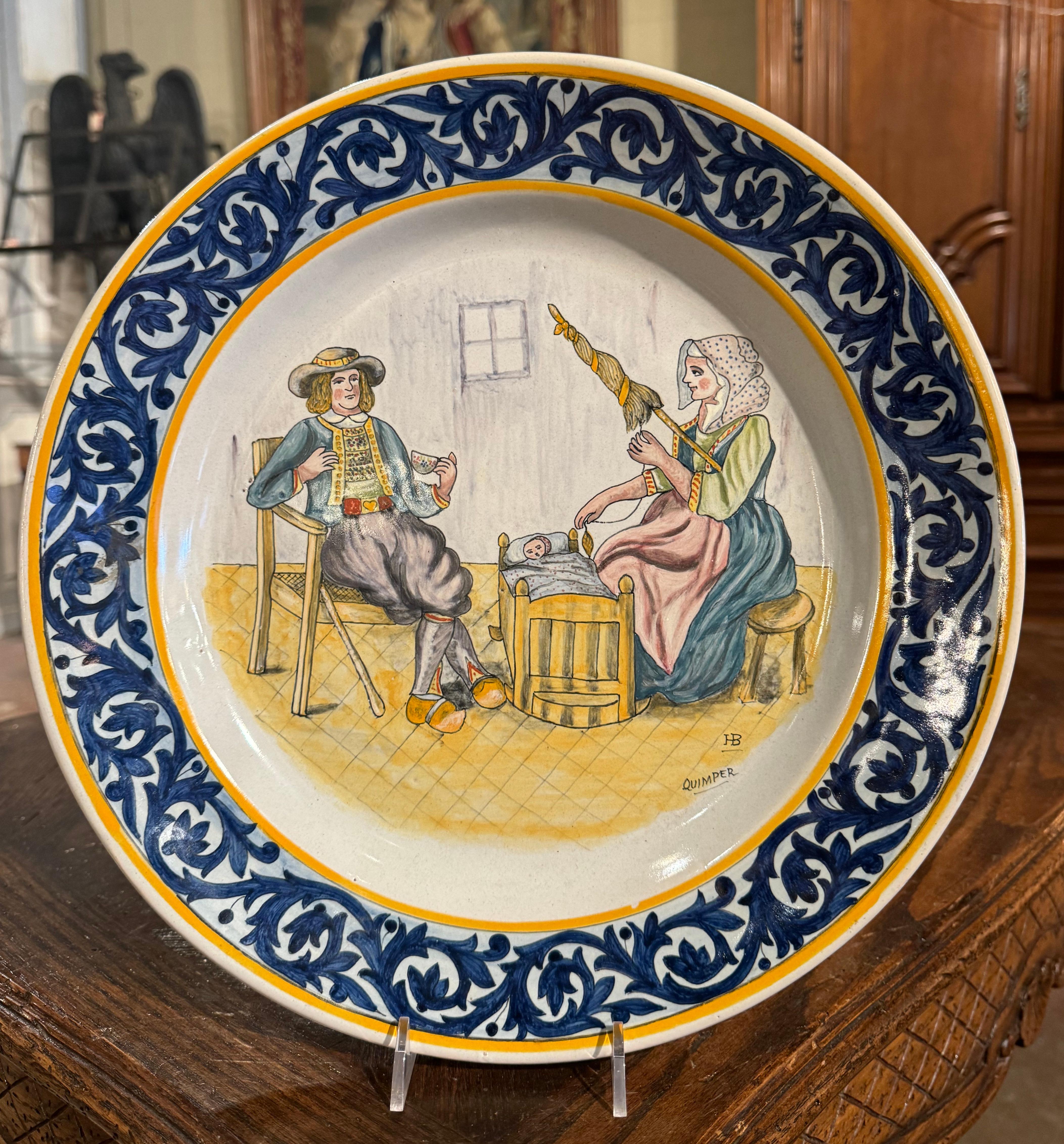 Plato Quimper HB de loza pintado a mano francés de principios del siglo XX Pintado a mano en venta
