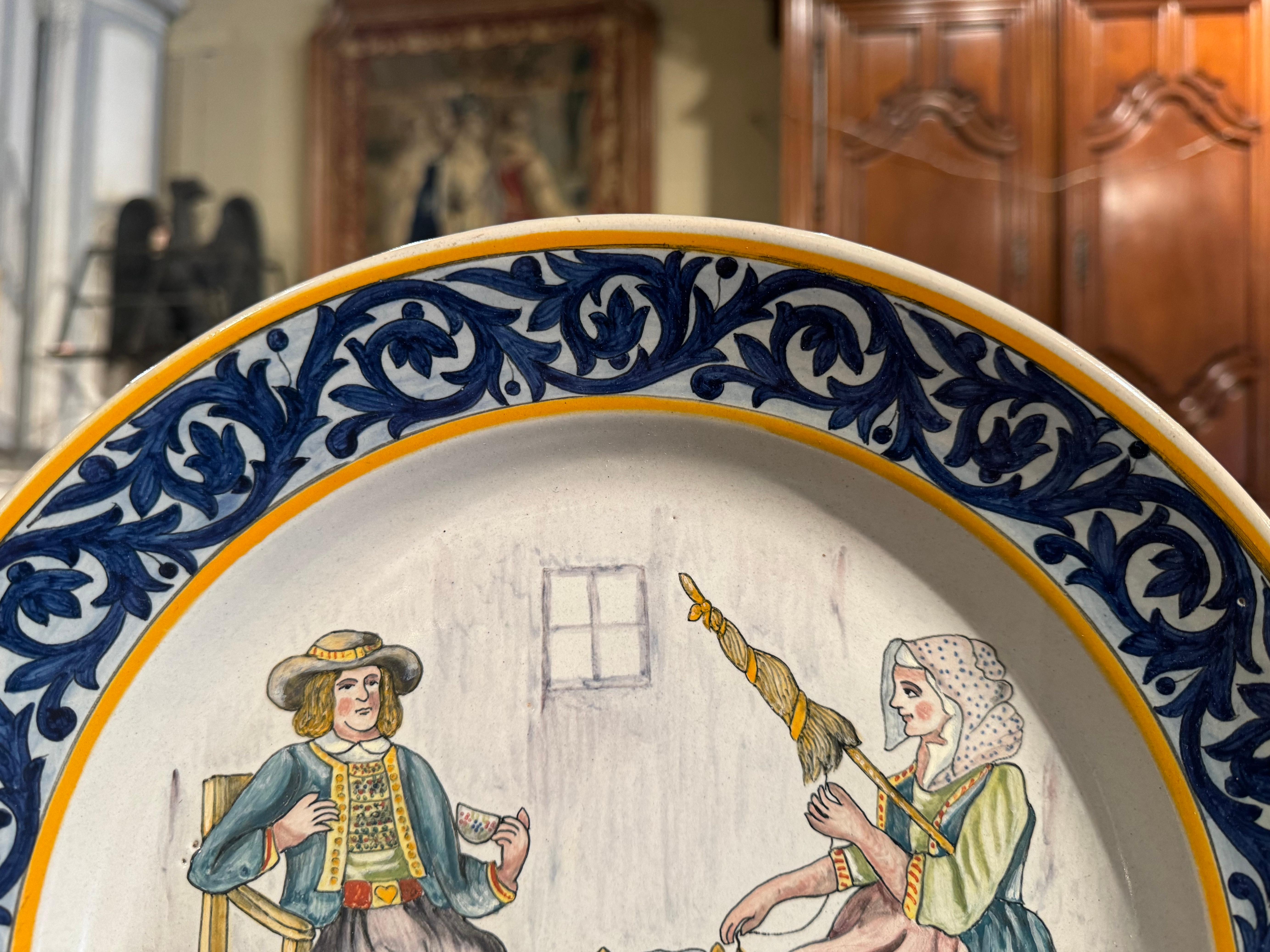 Plato Quimper HB de loza pintado a mano francés de principios del siglo XX en Excelente estado para la venta en Dallas, TX