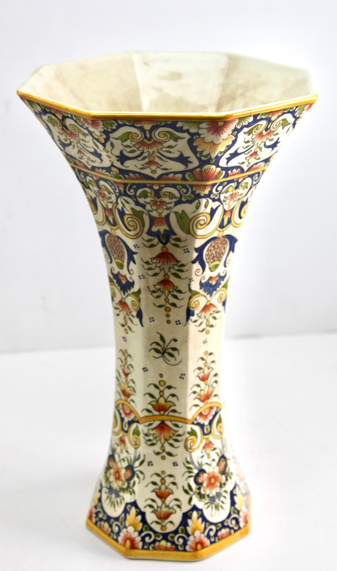 Early 20th Century French Hand-Painted Faience Large Vasse from Rouen In Good Condition For Sale In Verviers, BE