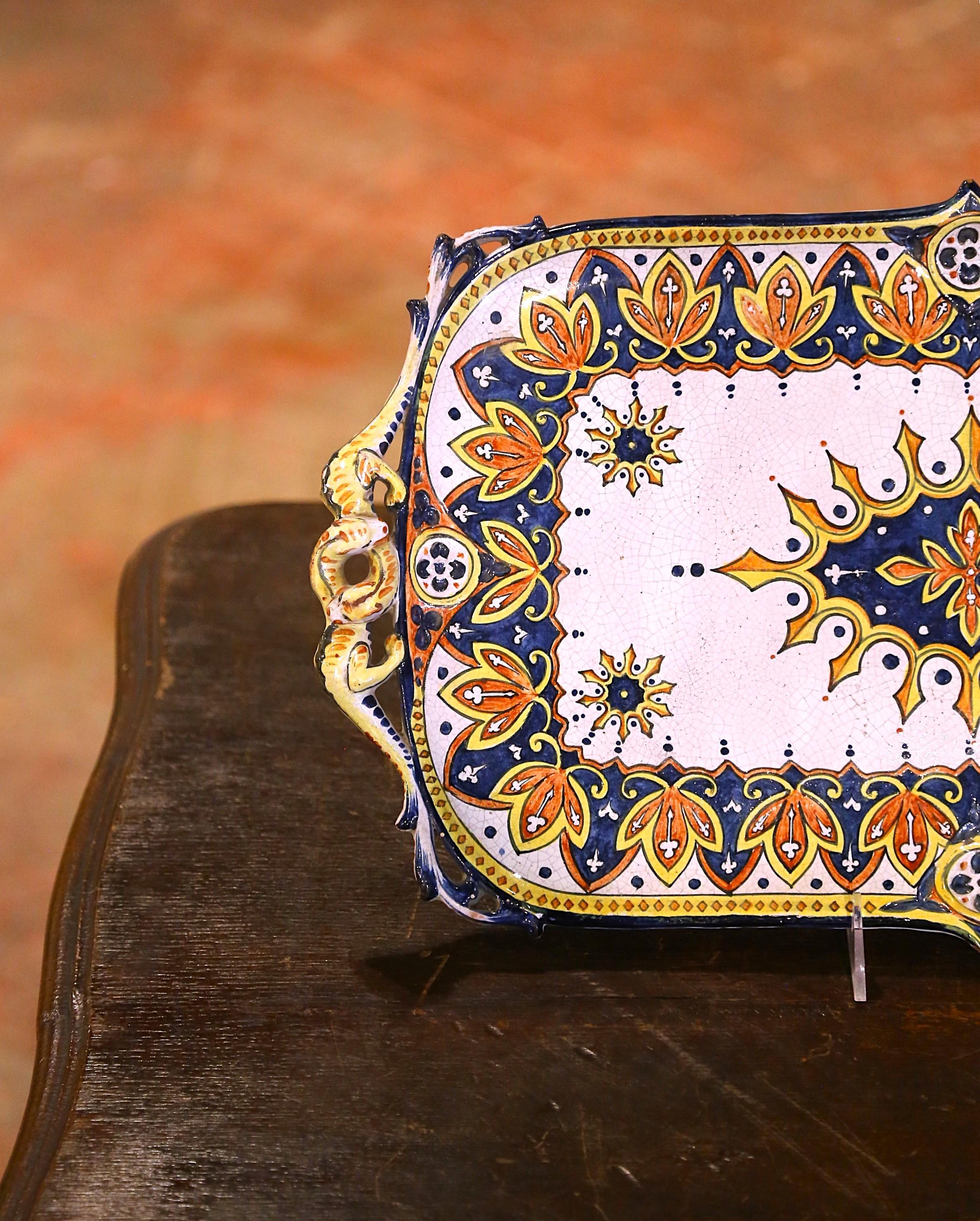 Bandeja de servir francesa de loza pintada a mano de principios del siglo XX procedente de Rouen Francés en venta