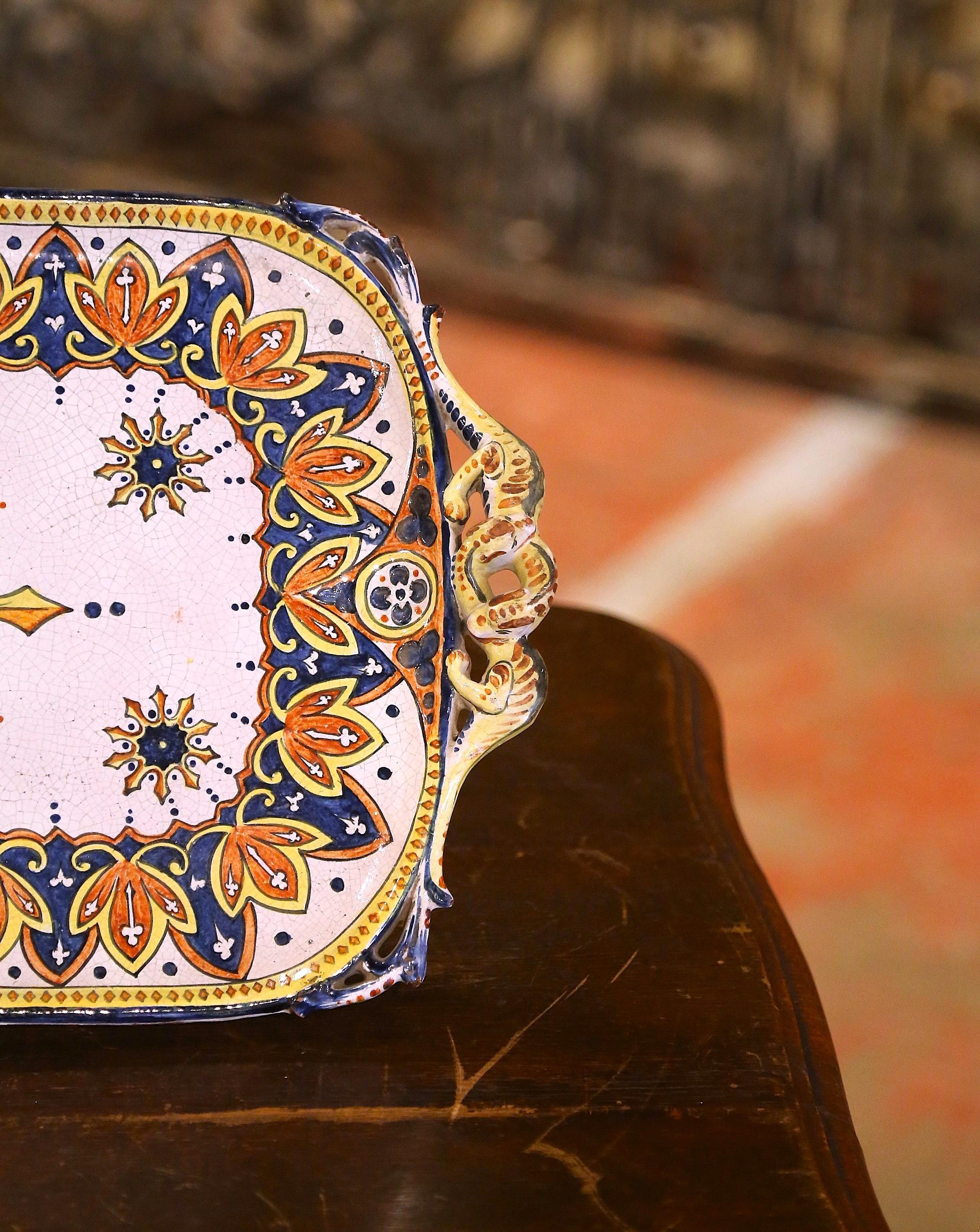 Bandeja de servir francesa de loza pintada a mano de principios del siglo XX procedente de Rouen Pintado a mano en venta
