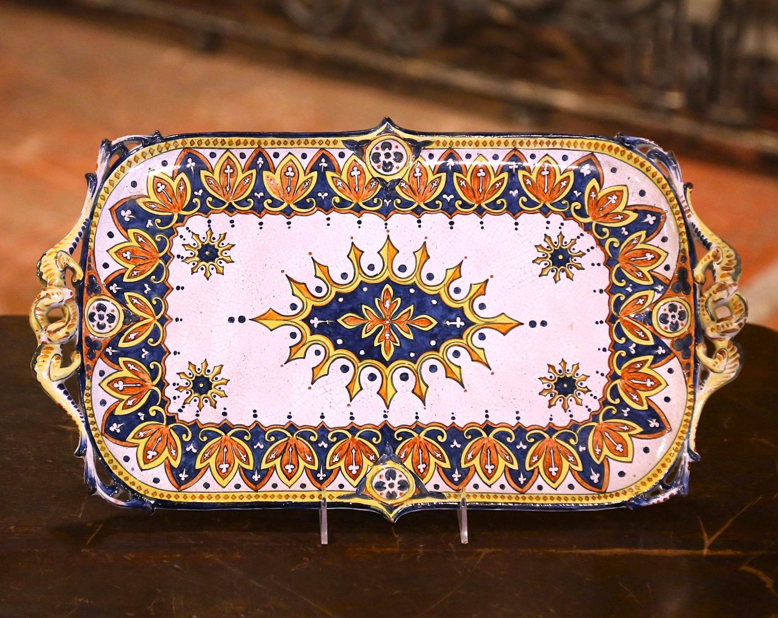 Bandeja de servir francesa de loza pintada a mano de principios del siglo XX procedente de Rouen en Excelente estado para la venta en Dallas, TX