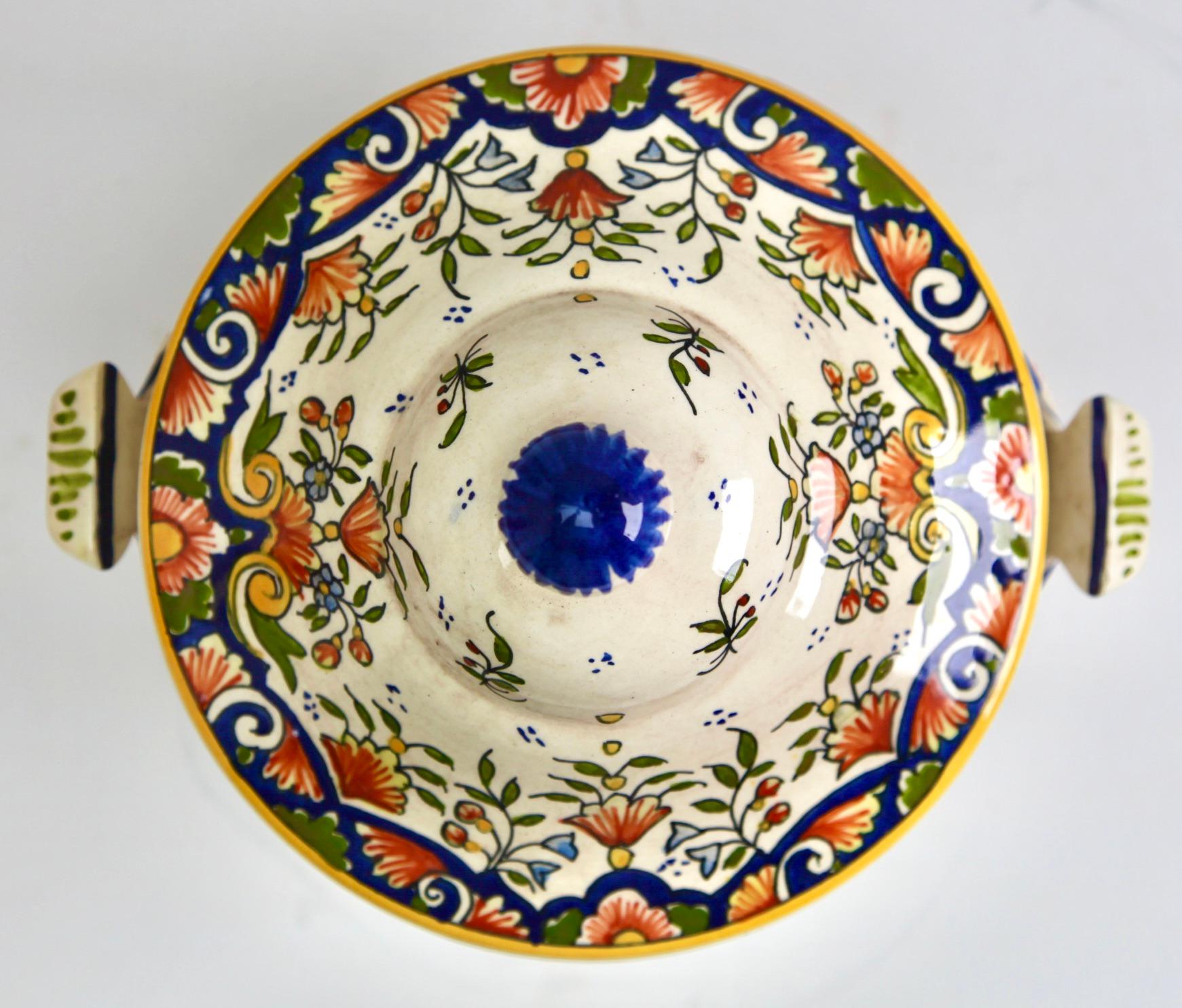 Fatto a mano Terrina di maiolica francese dipinta a mano di Rouen dei primi del Novecento in vendita