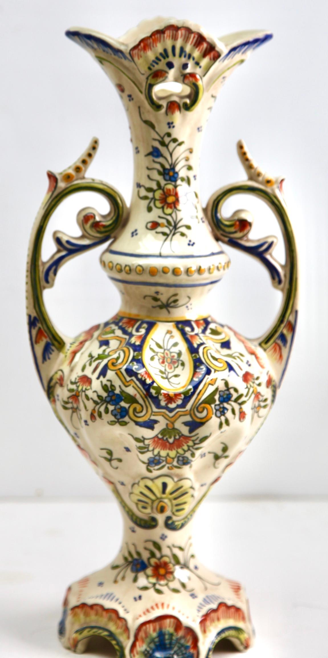 Early 20th Century French Hand-Painted Faience Vasse from Rouen In Good Condition For Sale In Verviers, BE