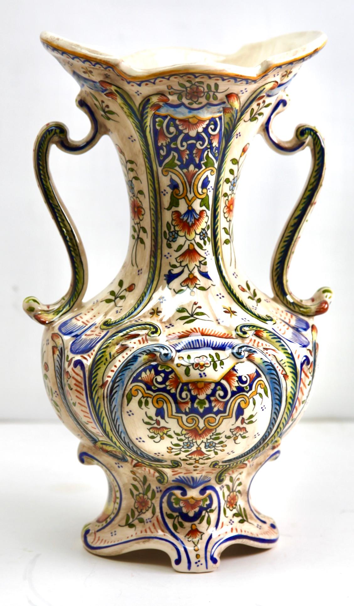 Early 20th Century French Hand-Painted Faience Vasse from Rouen In Good Condition For Sale In Verviers, BE