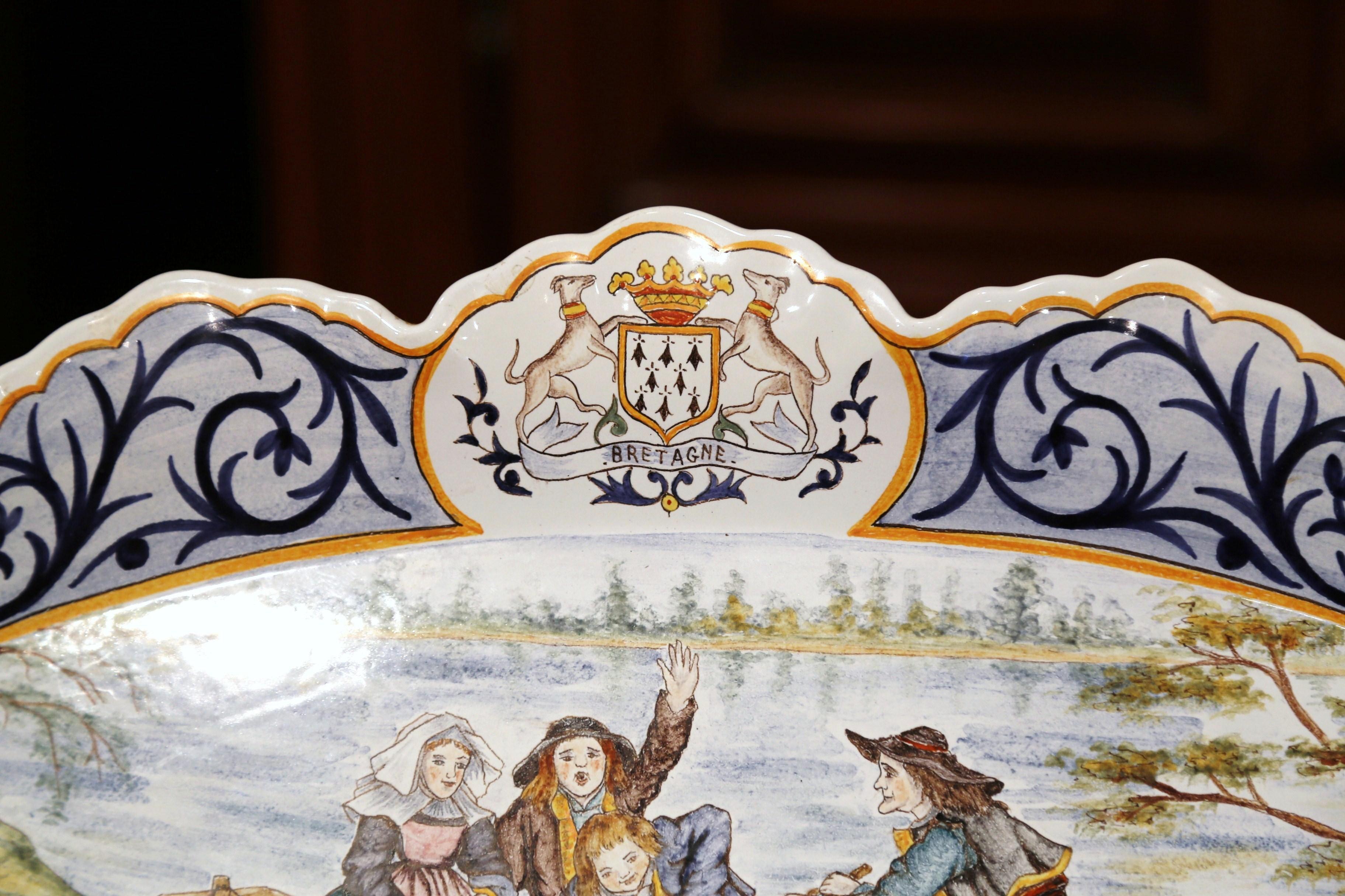 Hand-Painted Early 20th Century French Hand Painted Faience Wall Platter from Quimper For Sale