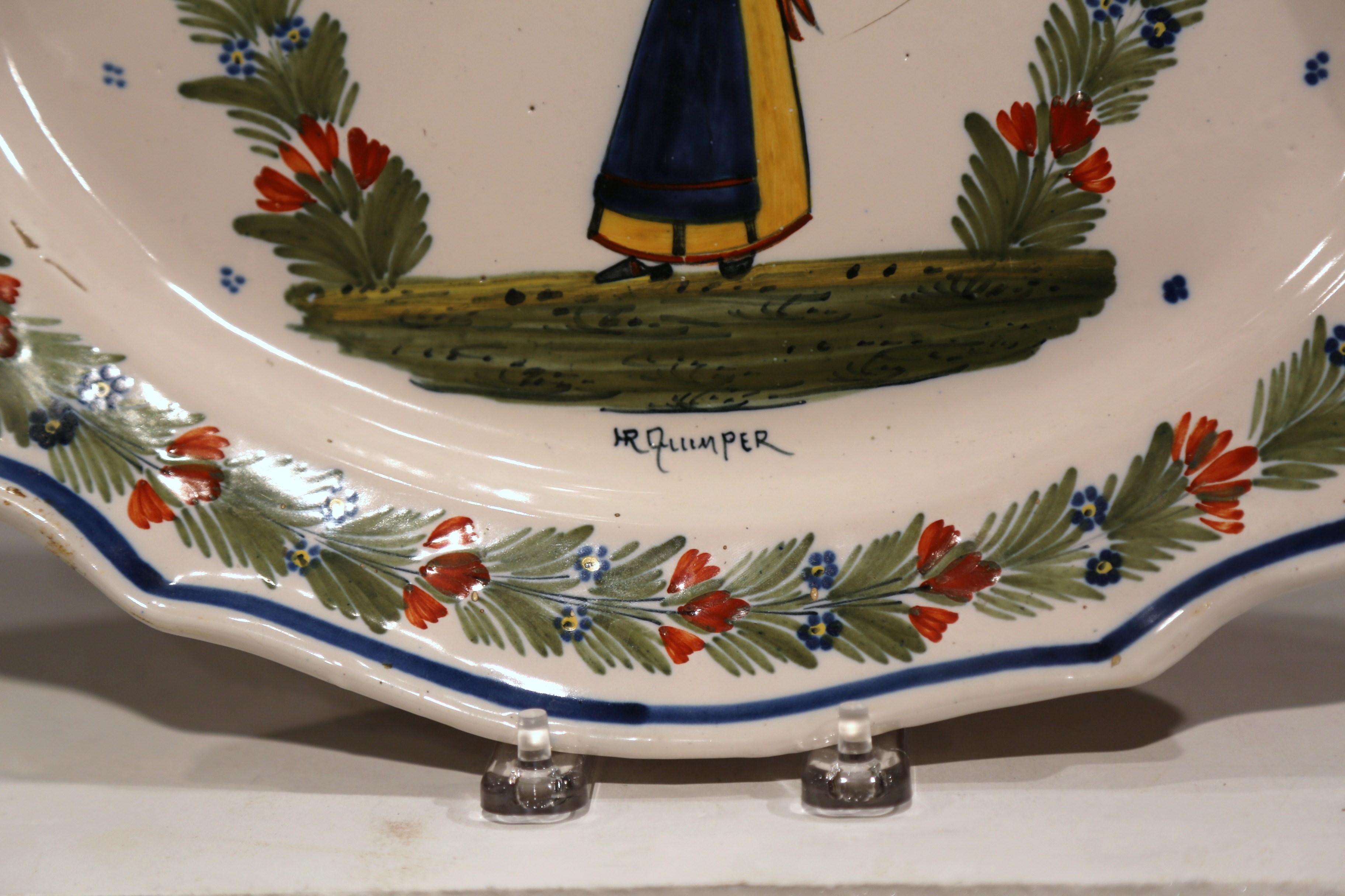 Plato de pared francés de loza pintado a mano de principios del siglo XX Firmado HR Quimper en Excelente estado para la venta en Dallas, TX