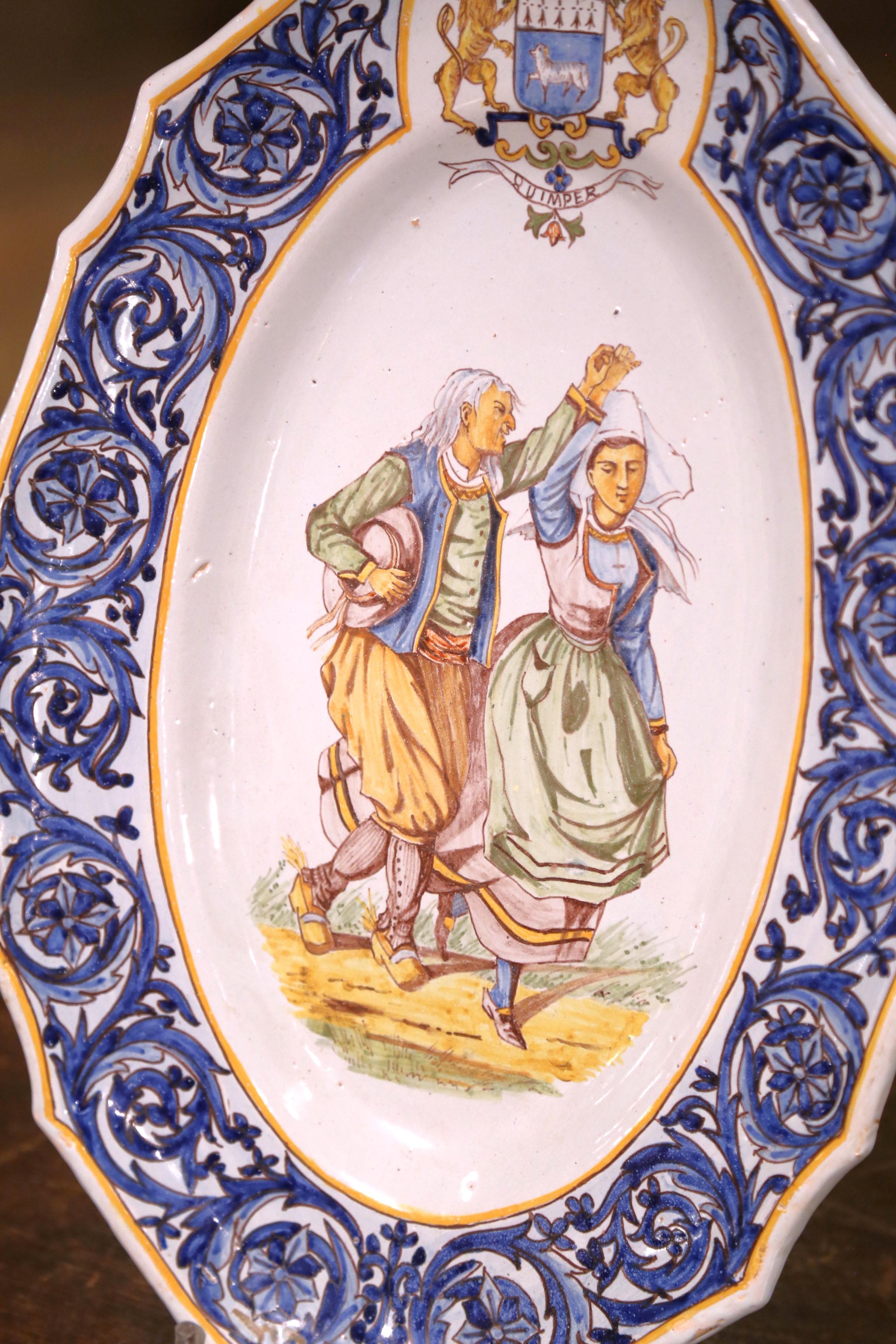 Français Plaque murale ovale en faïence peinte à la main par Henriot Quimper au début du XXe siècle en vente
