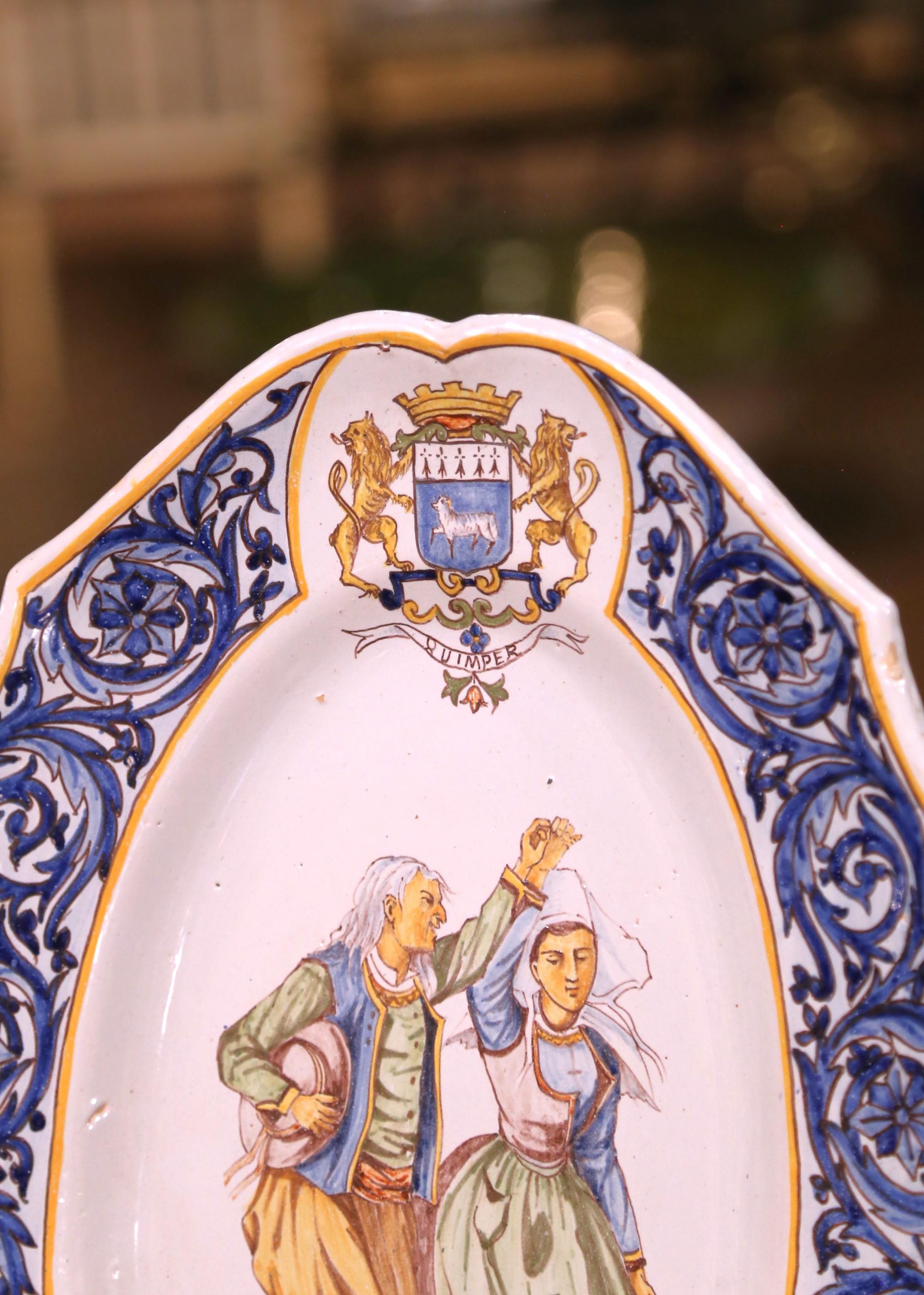 Peint à la main Plaque murale ovale en faïence peinte à la main par Henriot Quimper au début du XXe siècle en vente