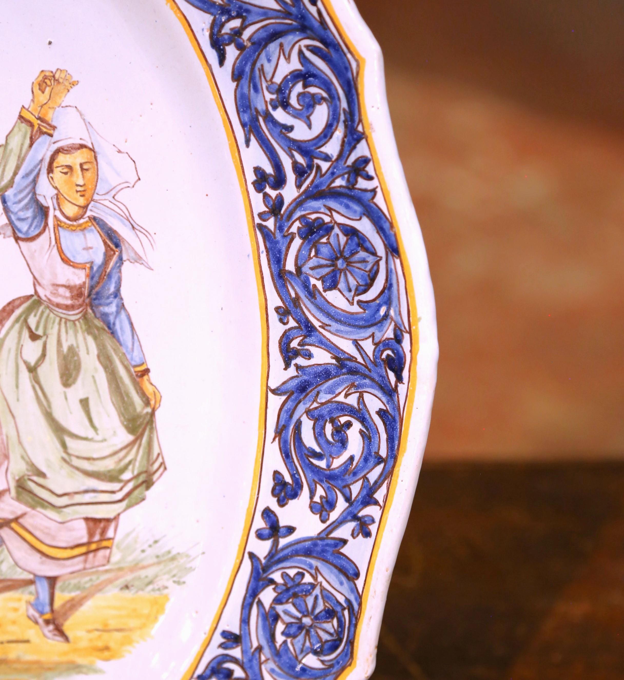 20ième siècle Plaque murale ovale en faïence peinte à la main par Henriot Quimper au début du XXe siècle en vente