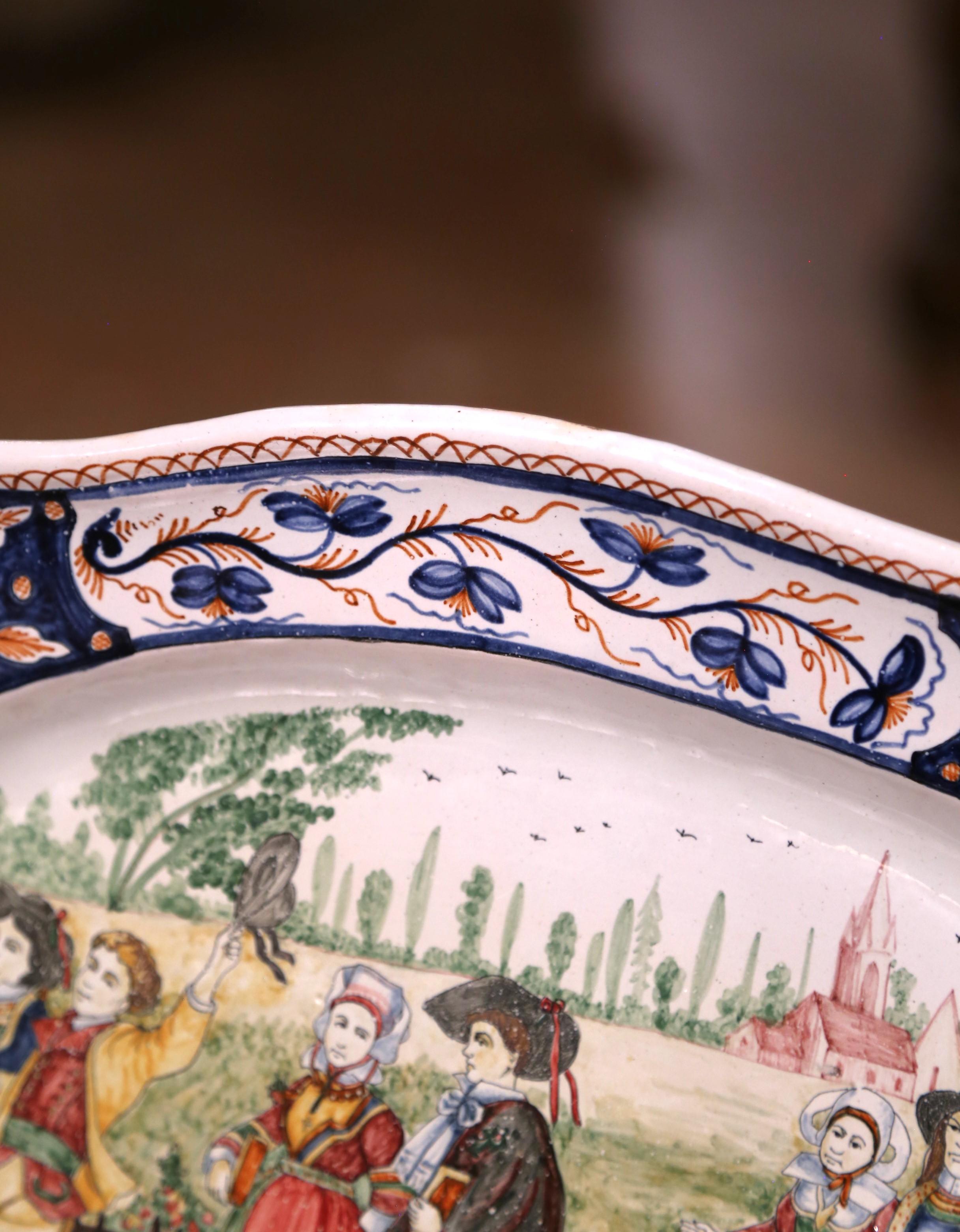 Français Plat mural ovale en faïence de Quimper peint à la main au début du 20e siècle en vente