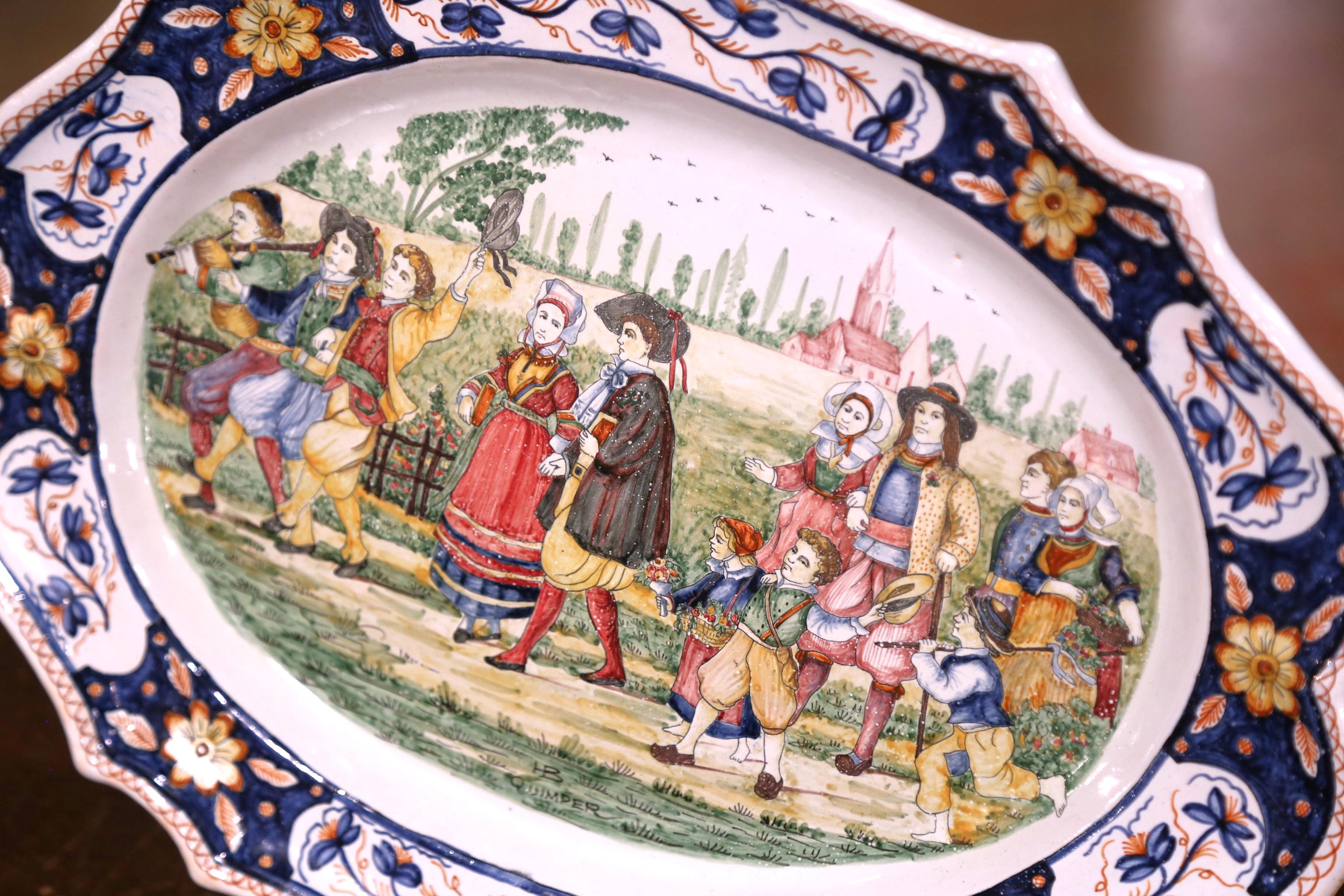 Peint à la main Plat mural ovale en faïence de Quimper peint à la main au début du 20e siècle en vente