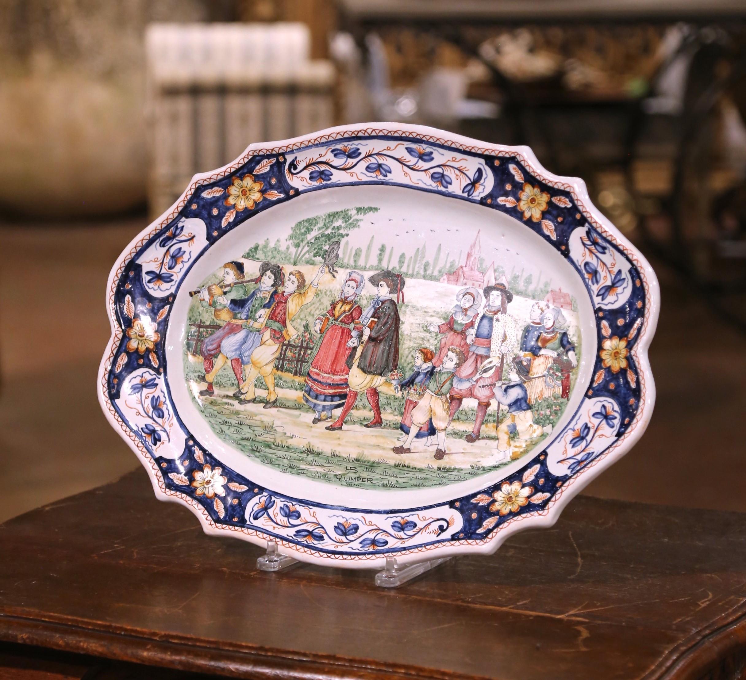 Plat mural ovale en faïence de Quimper peint à la main au début du 20e siècle Excellent état - En vente à Dallas, TX