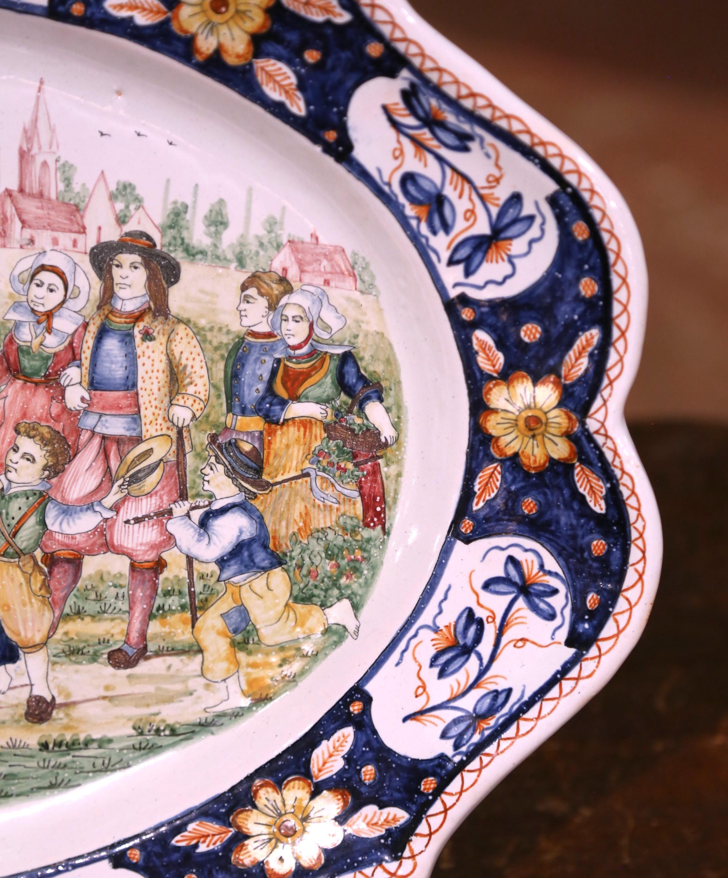 20ième siècle Plat mural ovale en faïence de Quimper peint à la main au début du 20e siècle en vente