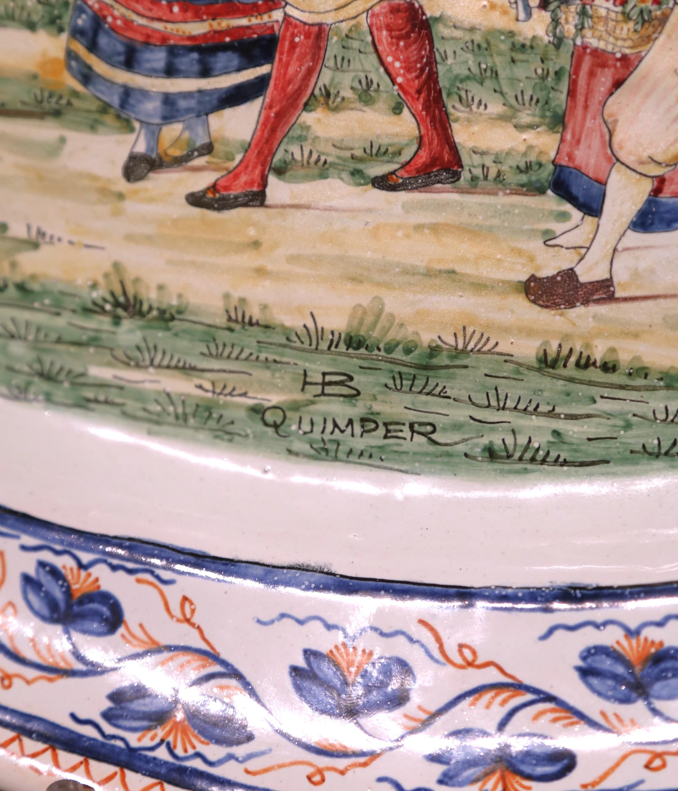 Faïence Plat mural ovale en faïence de Quimper peint à la main au début du 20e siècle en vente