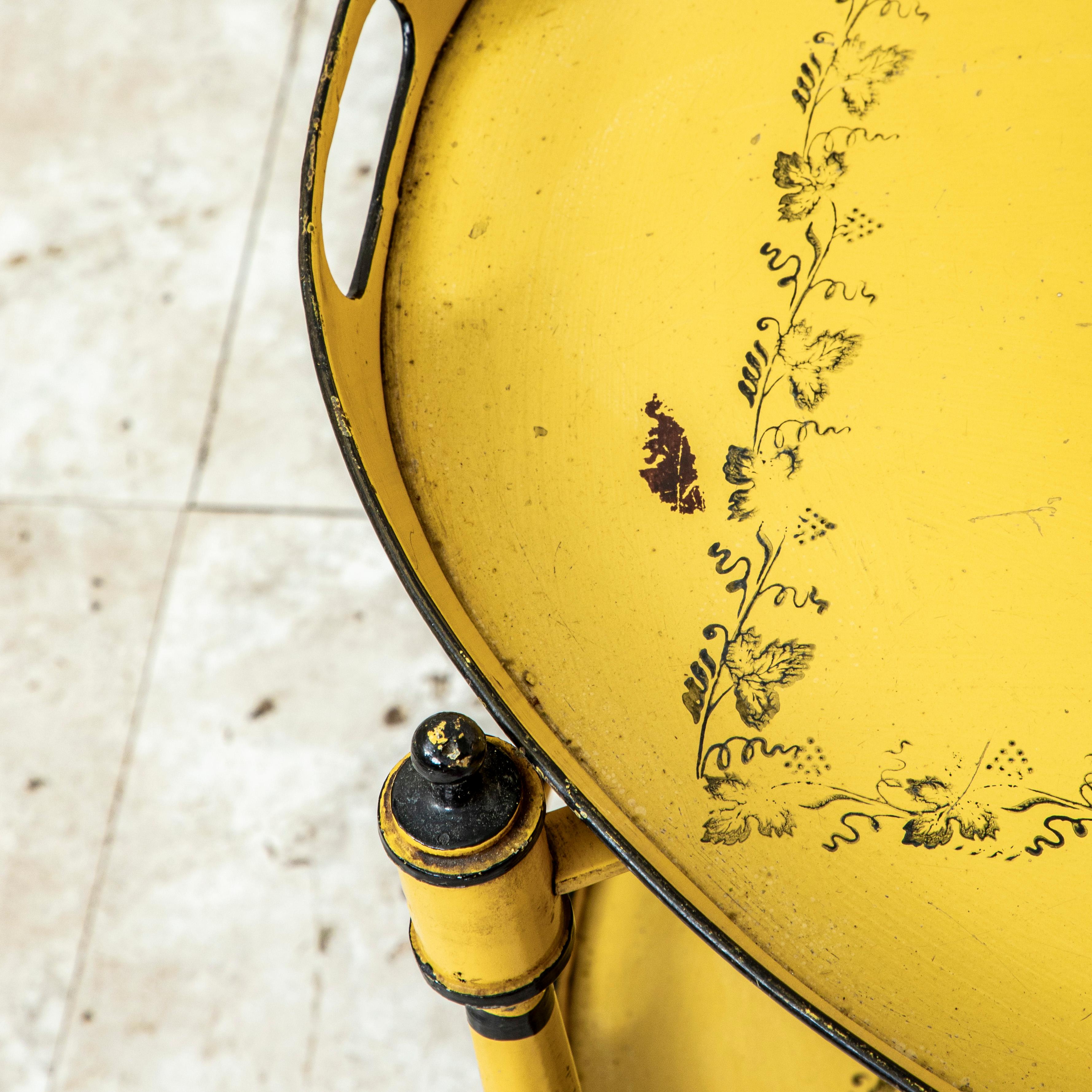 Mesa de bandeja de tole francesa de principios del siglo XX pintada a mano con bandejas extraíbles en venta 3