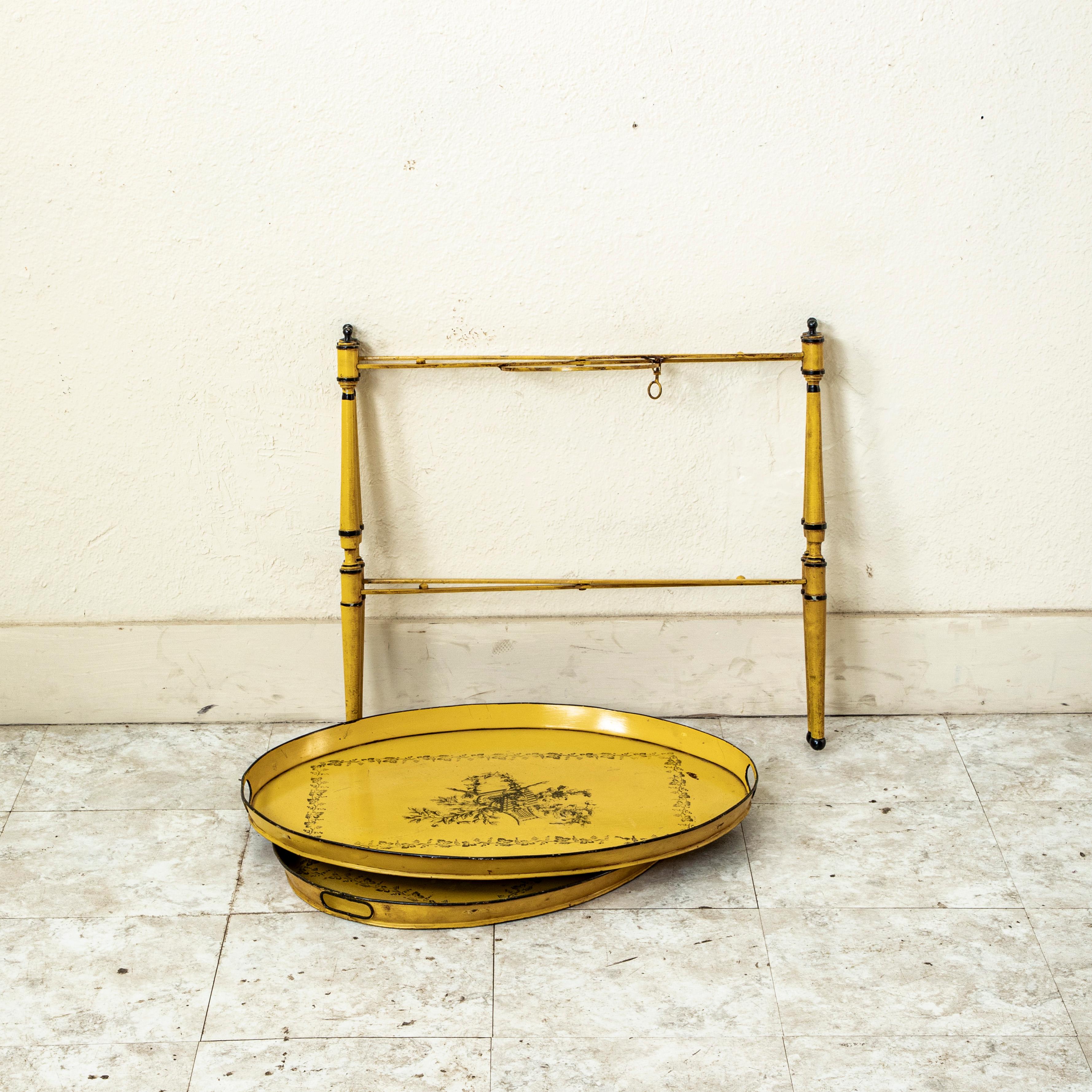 Mesa de bandeja de tole francesa de principios del siglo XX pintada a mano con bandejas extraíbles en venta 1