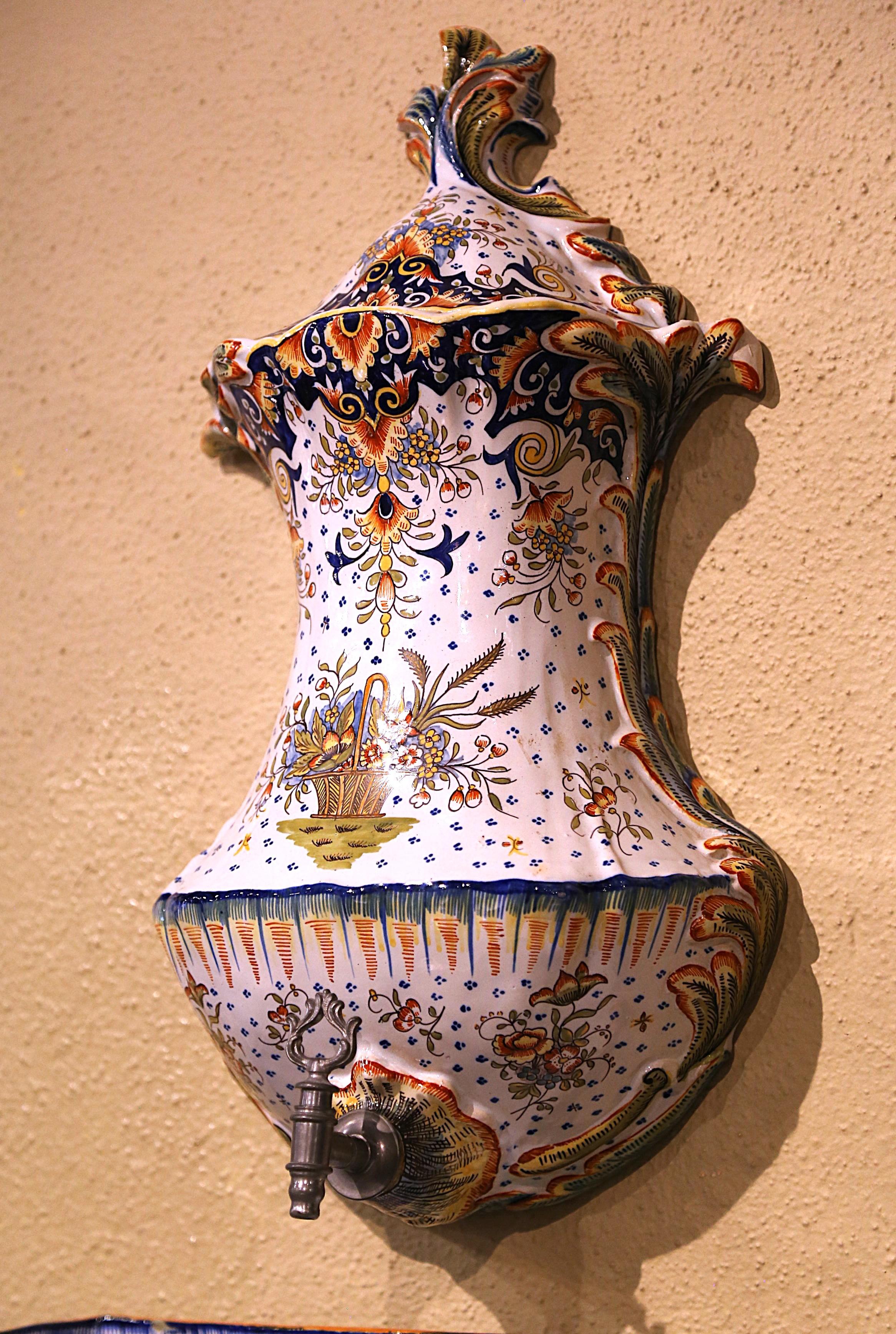 Décorez un mur d'entrée ou un couloir avec cette élégante fontaine en céramique antique. Fabriqué à Rouen, en France, vers 1890, cet ensemble décoratif de trois pièces comprend un bassin, un réservoir avec bec verseur en métal et un support en bois.