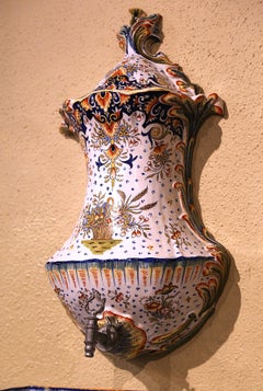Fontana di lavabo da parete in maiolica dipinta a mano dei primi del Novecento francese con supporto