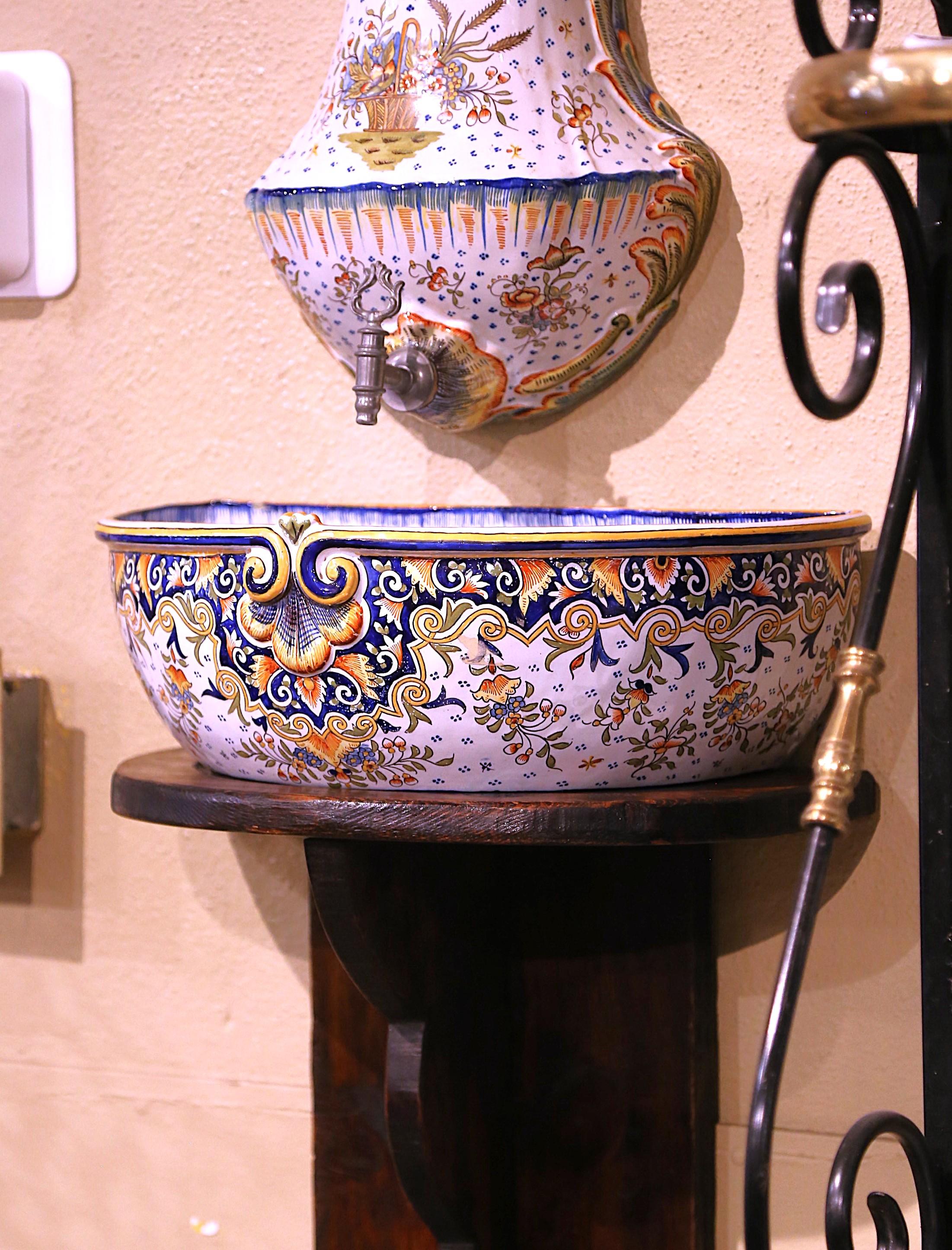 Louis XV Fontaine Lavabo en faïence peinte à la main avec Stand, début du 20ème siècle en vente