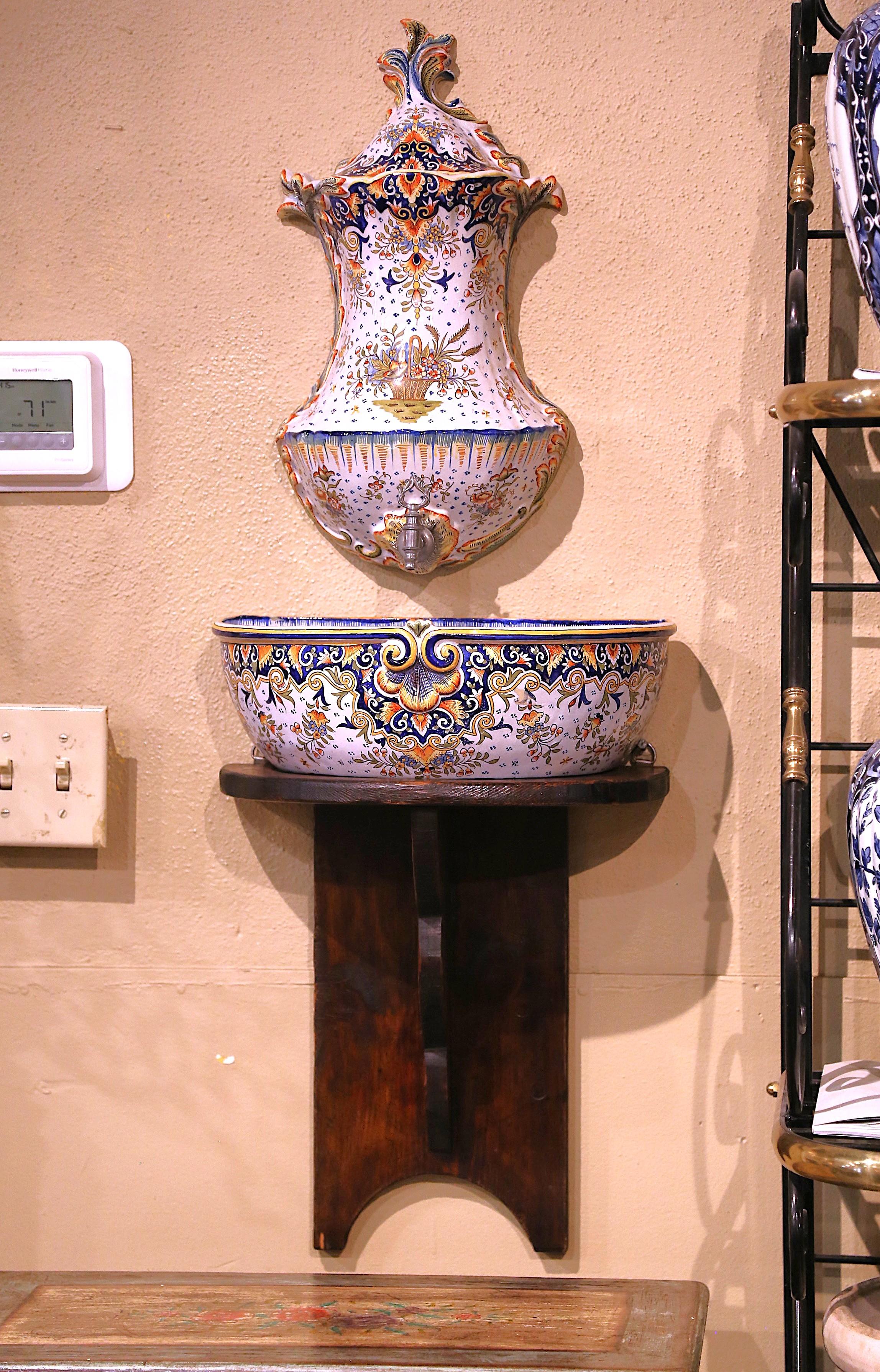 Fait main Fontaine Lavabo en faïence peinte à la main avec Stand, début du 20ème siècle en vente
