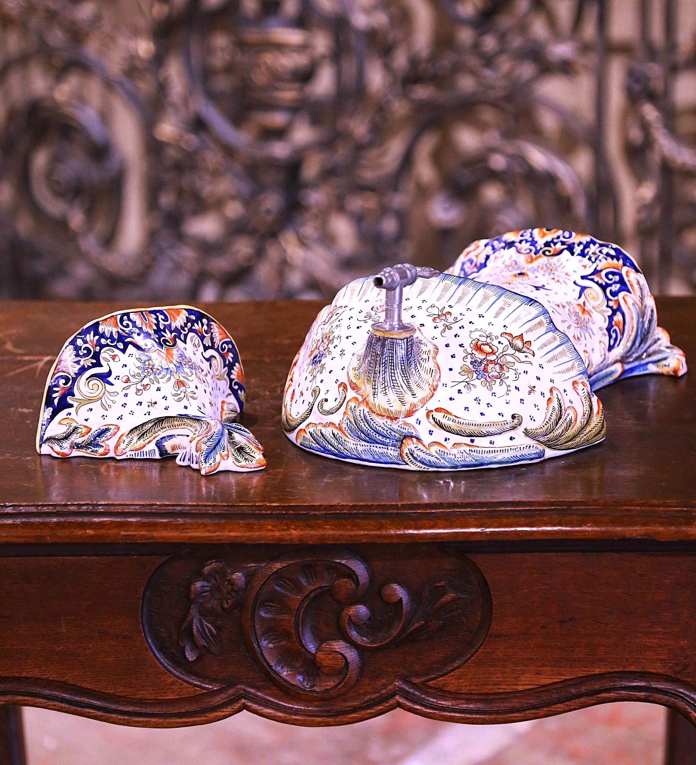 20ième siècle Fontaine Lavabo en faïence peinte à la main avec Stand, début du 20ème siècle en vente