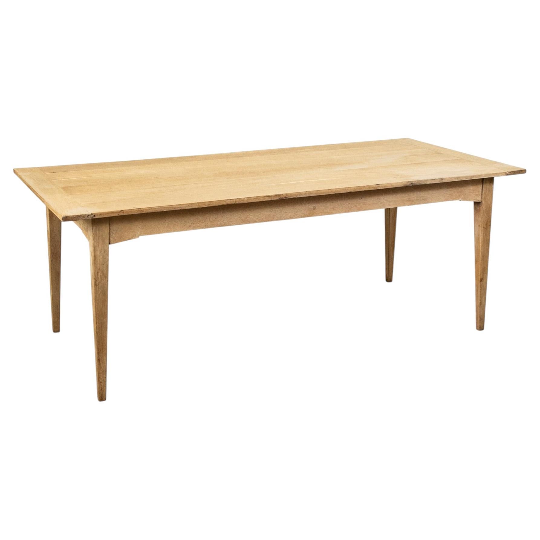 Do round dining tables save space?