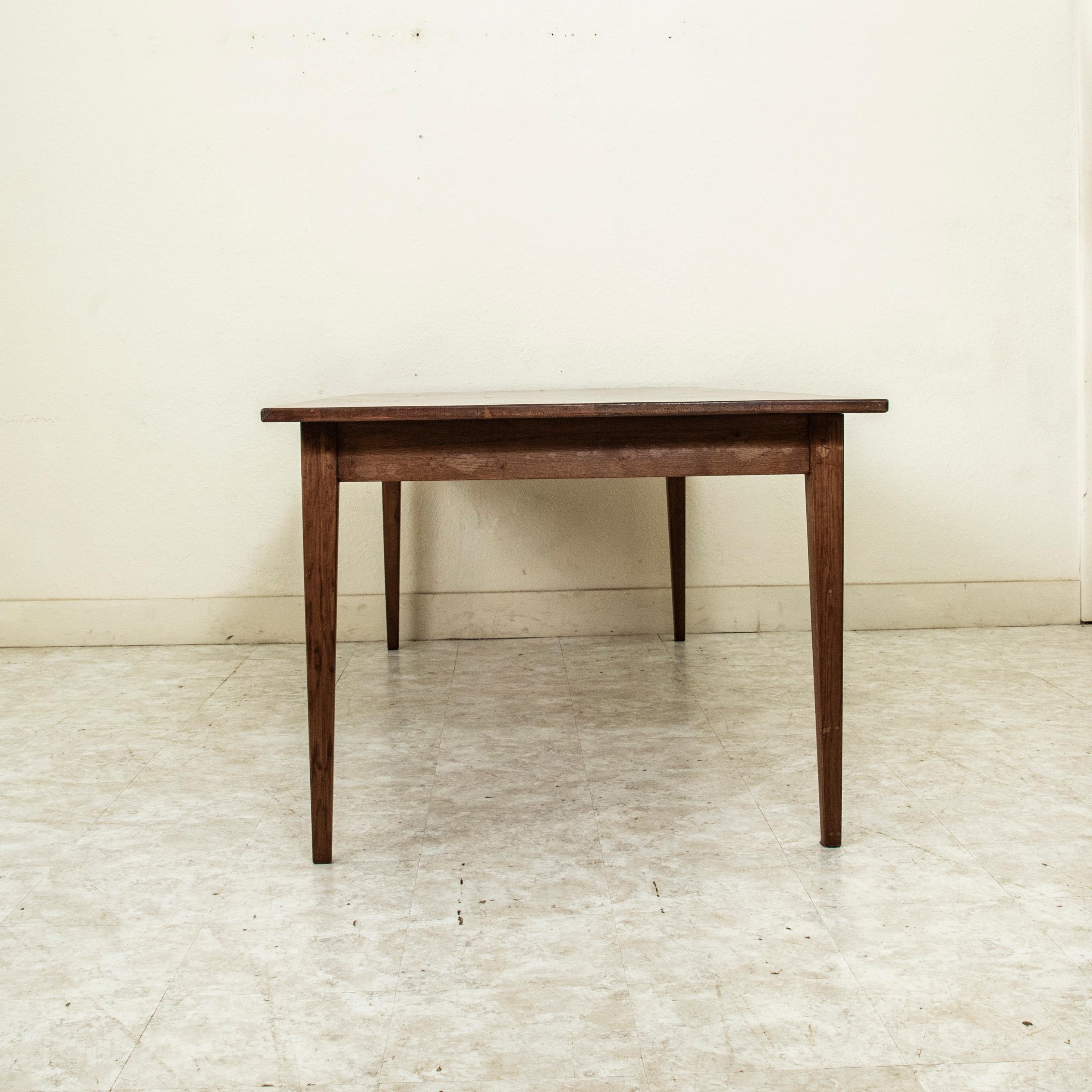 Anfang des 20. Jahrhunderts Französisch Hand Pegged Eiche Bauernhof Tisch, Esstisch, 98,5-in lang (Eichenholz) im Angebot