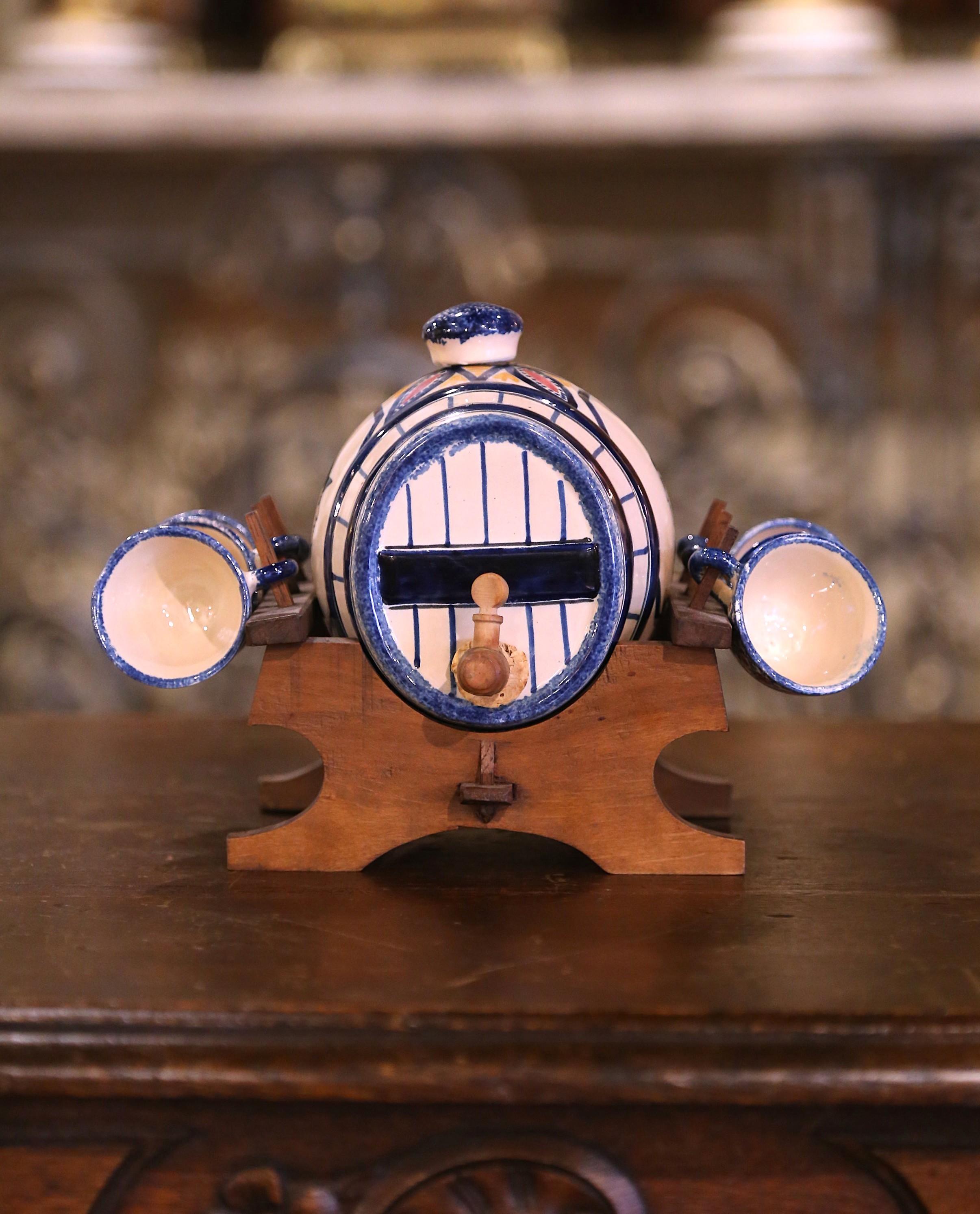 Rehaussez votre bar avec ce charmant tonneau à cognac ou à eau-de-vie antique de Bretagne. Fabriqué en France vers 1910, ce service à liqueur en céramique comprend un tonneau de stockage avec son robinet en bois d'origine et un bouchon en céramique