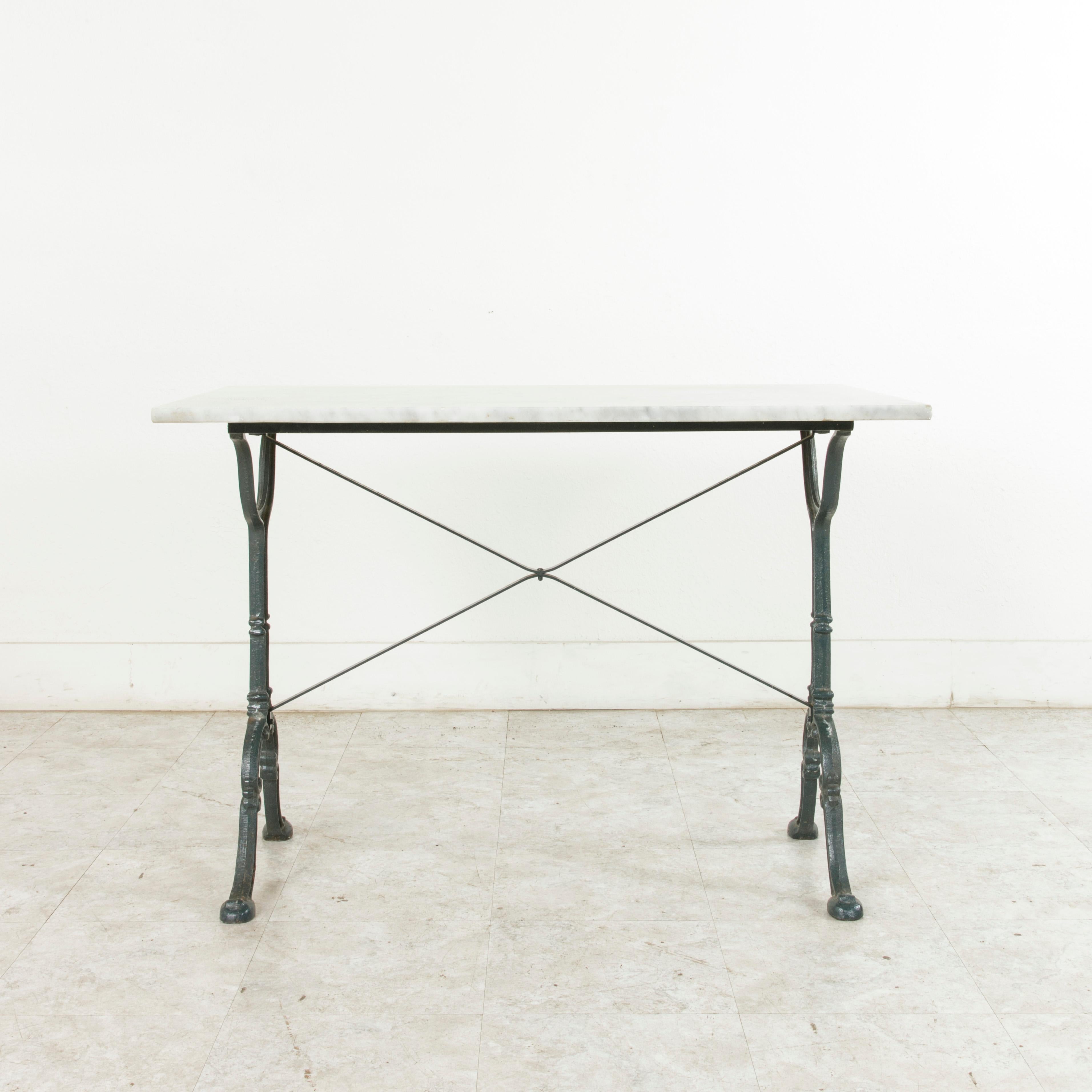 Français Table de bistrot française du début du 20e siècle avec nom de fabricant Godin, plateau en marbre