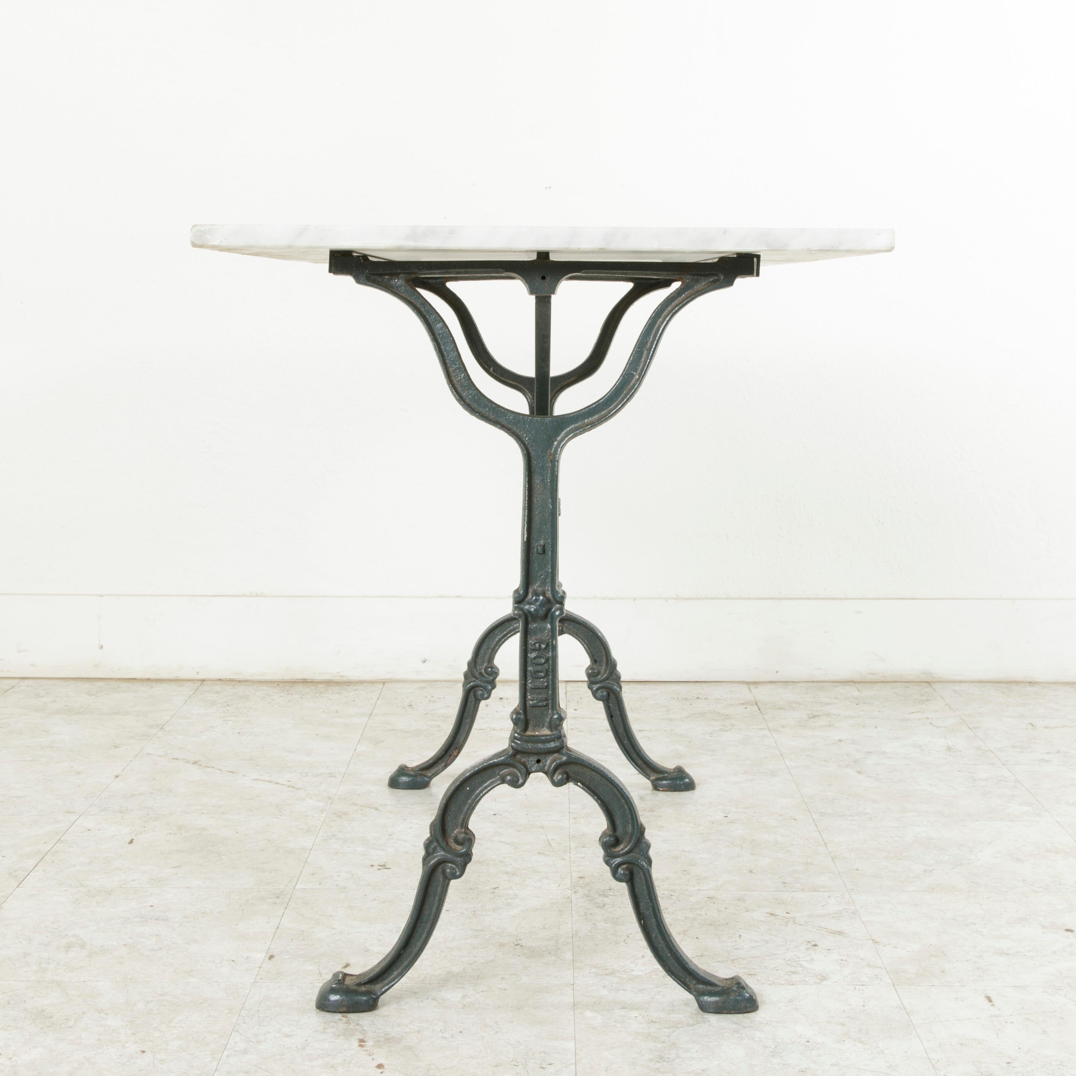 Moulage Table de bistrot française du début du 20e siècle avec nom de fabricant Godin, plateau en marbre