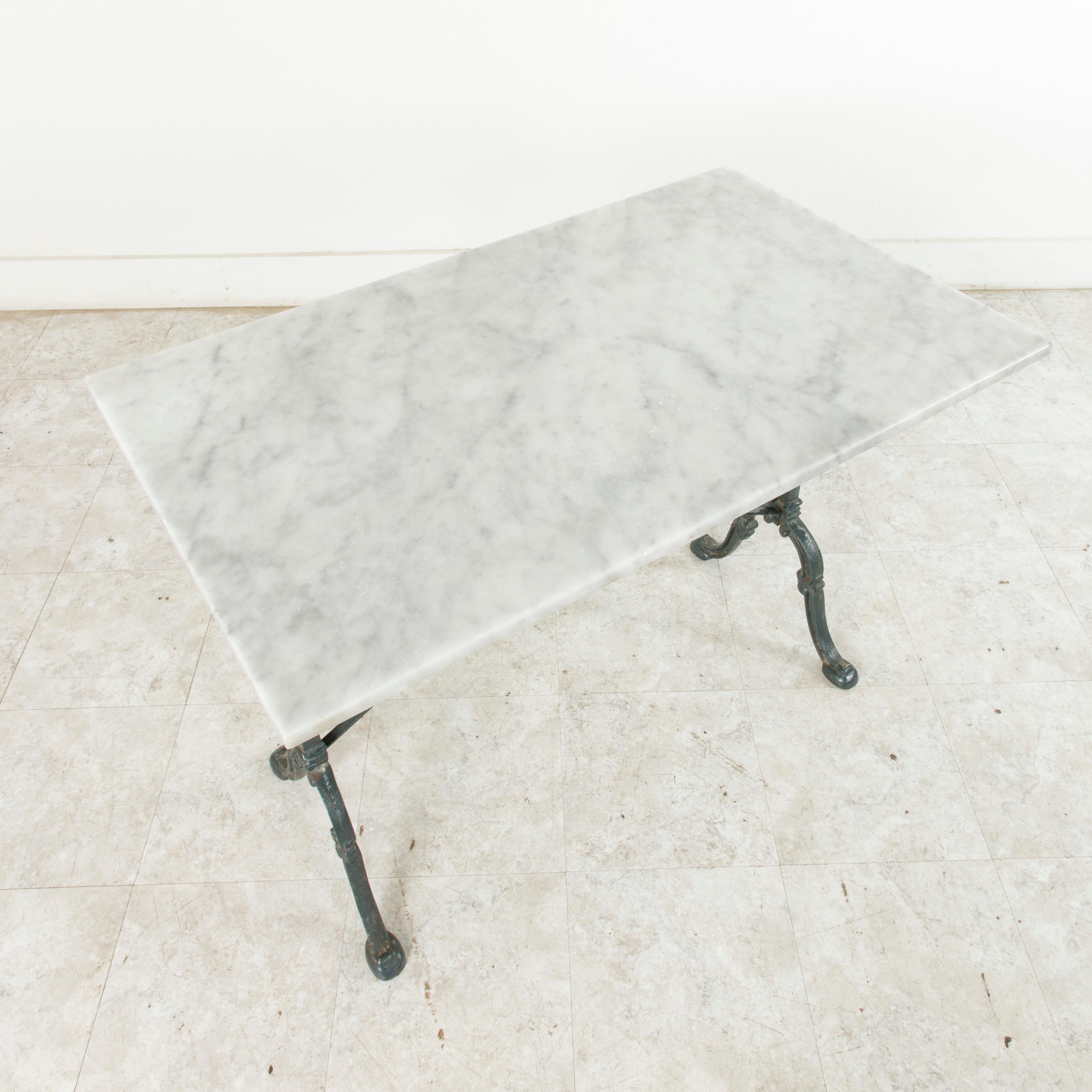 Marbre Table de bistrot française du début du 20e siècle avec nom de fabricant Godin, plateau en marbre