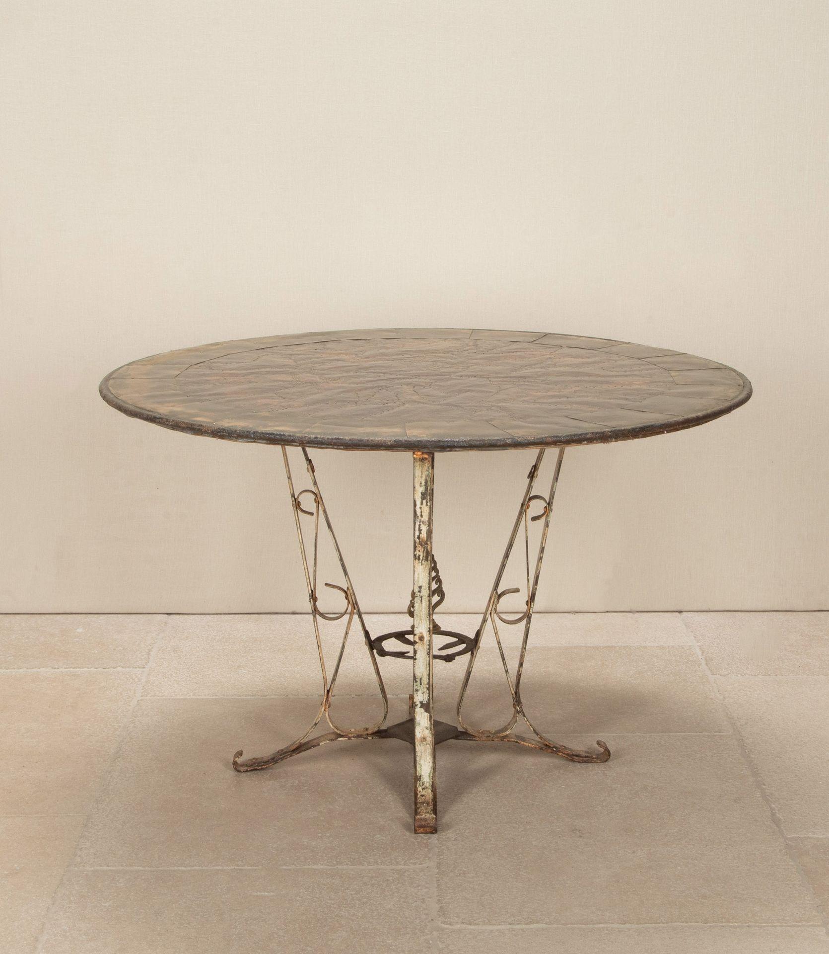 Mesa francesa de metal decorativo de principios del siglo XX, de la década de 1920. La base es de hierro forjado y latón, mientras que la parte superior es de cobre con una textura maravillosa. Funcionaría igual de bien en interiores que en