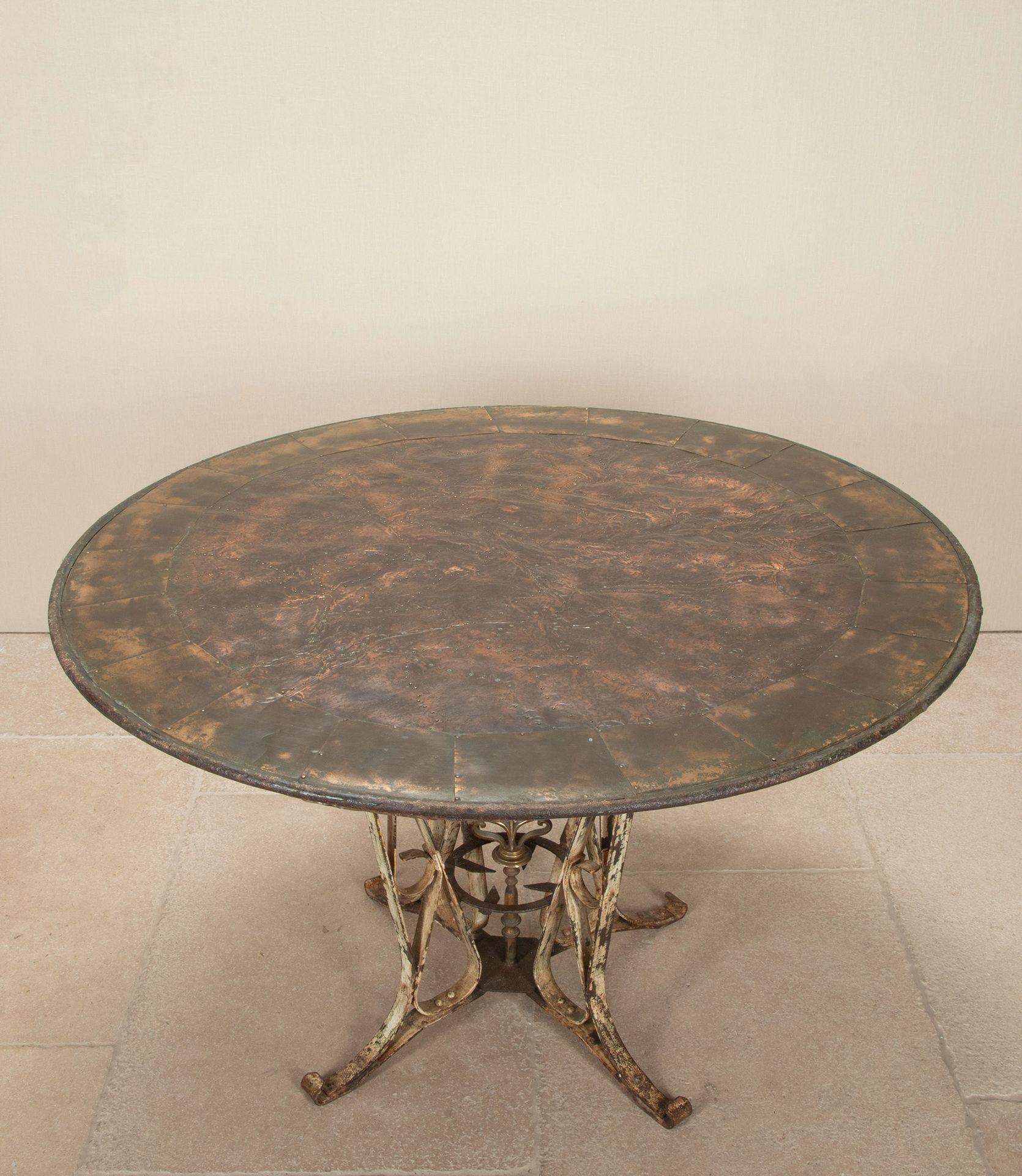 Mesa francesa de hierro, latón y cobre de principios del siglo XX Francés en venta