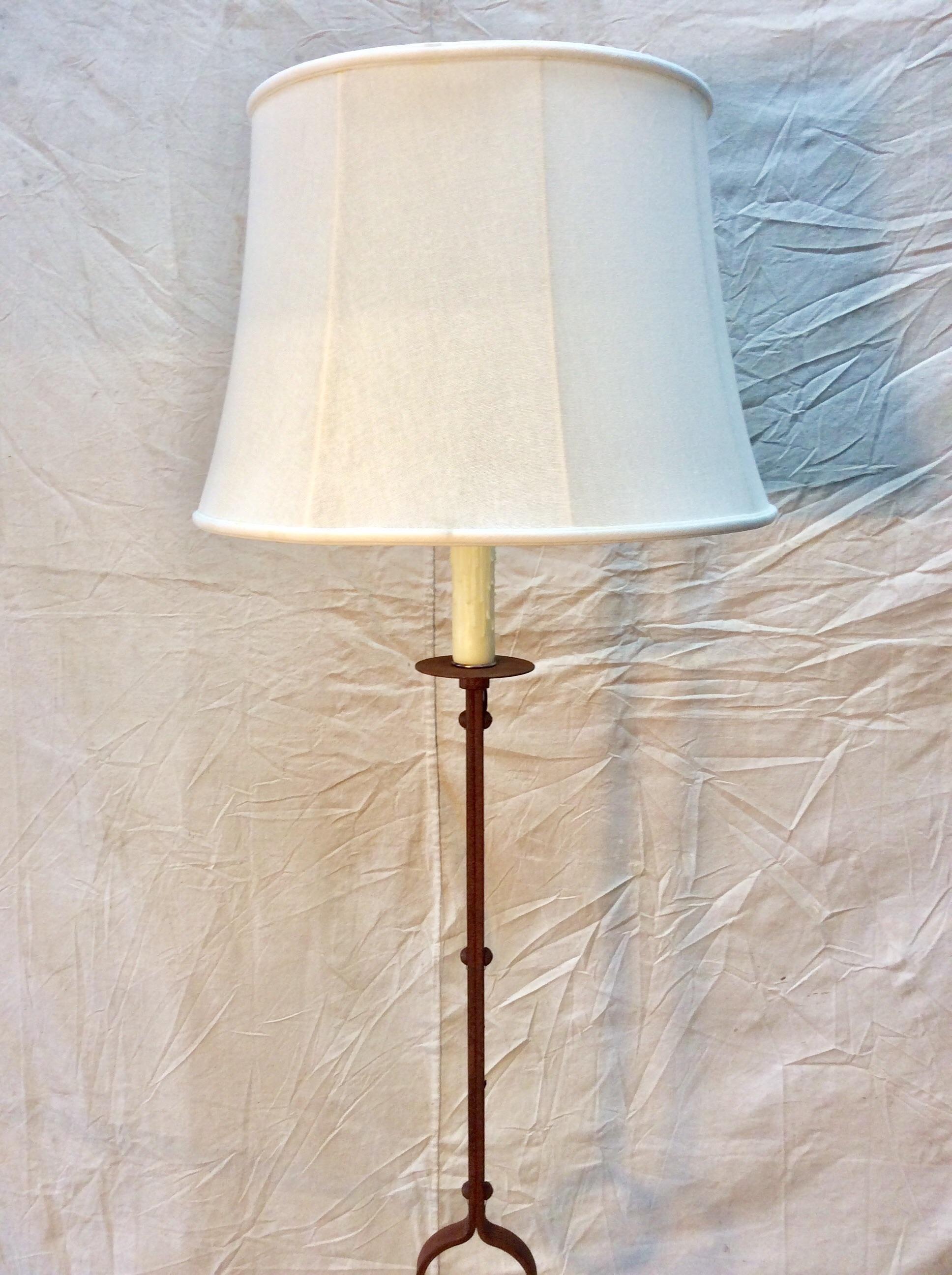 Französische Eisen-Stehlampe des frühen 20. Jahrhunderts im Zustand „Gut“ im Angebot in Burton, TX
