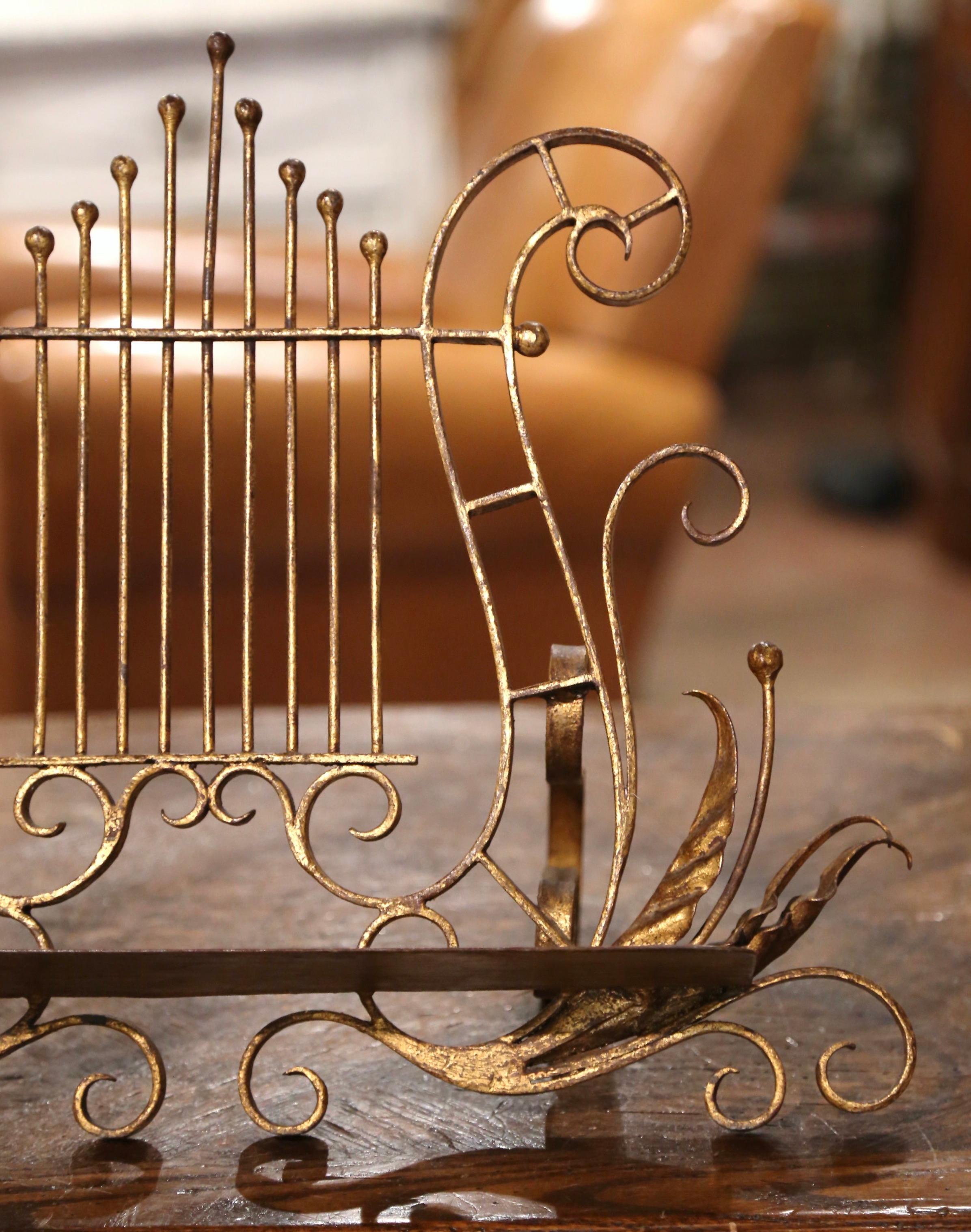 Français Porte-livre à lyre en fer peint en doré du début du 20e siècle, porte-musique en vente
