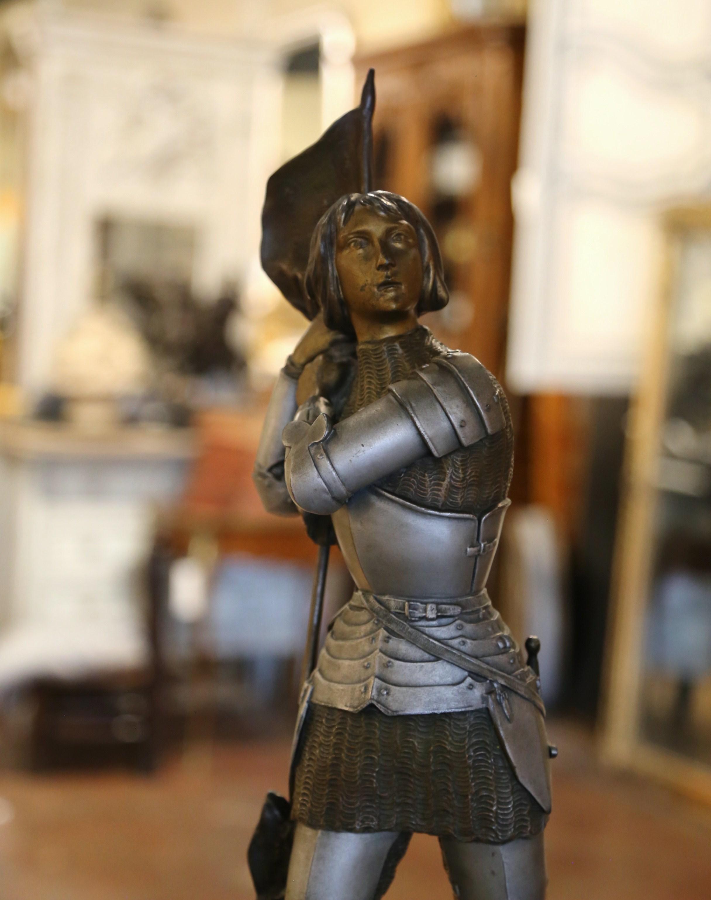 Francese Figura di Giovanna d'Arco francese del primo Novecento in speltro patinato di Ernest Legrand in vendita