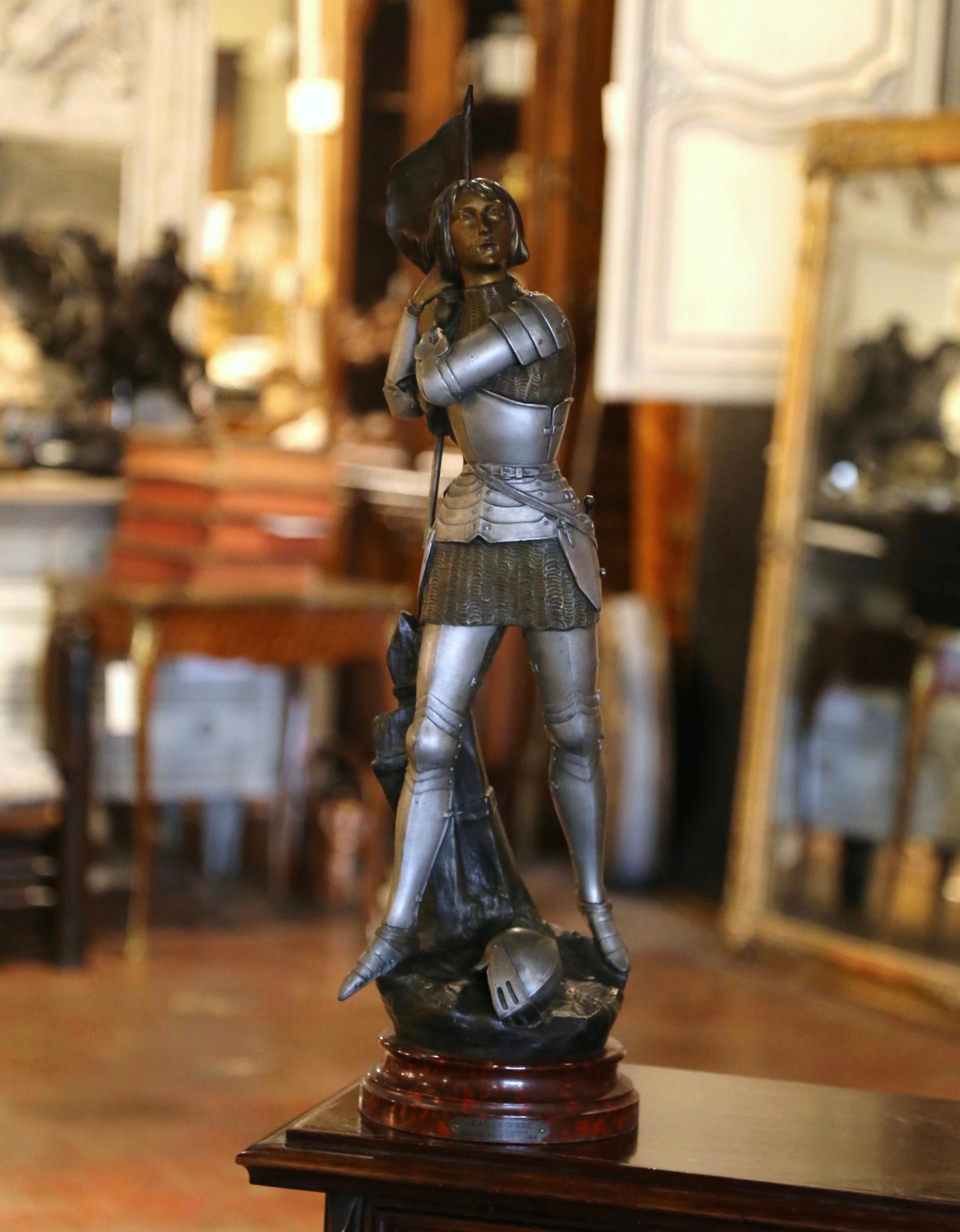 Patinato Figura di Giovanna d'Arco francese del primo Novecento in speltro patinato di Ernest Legrand in vendita