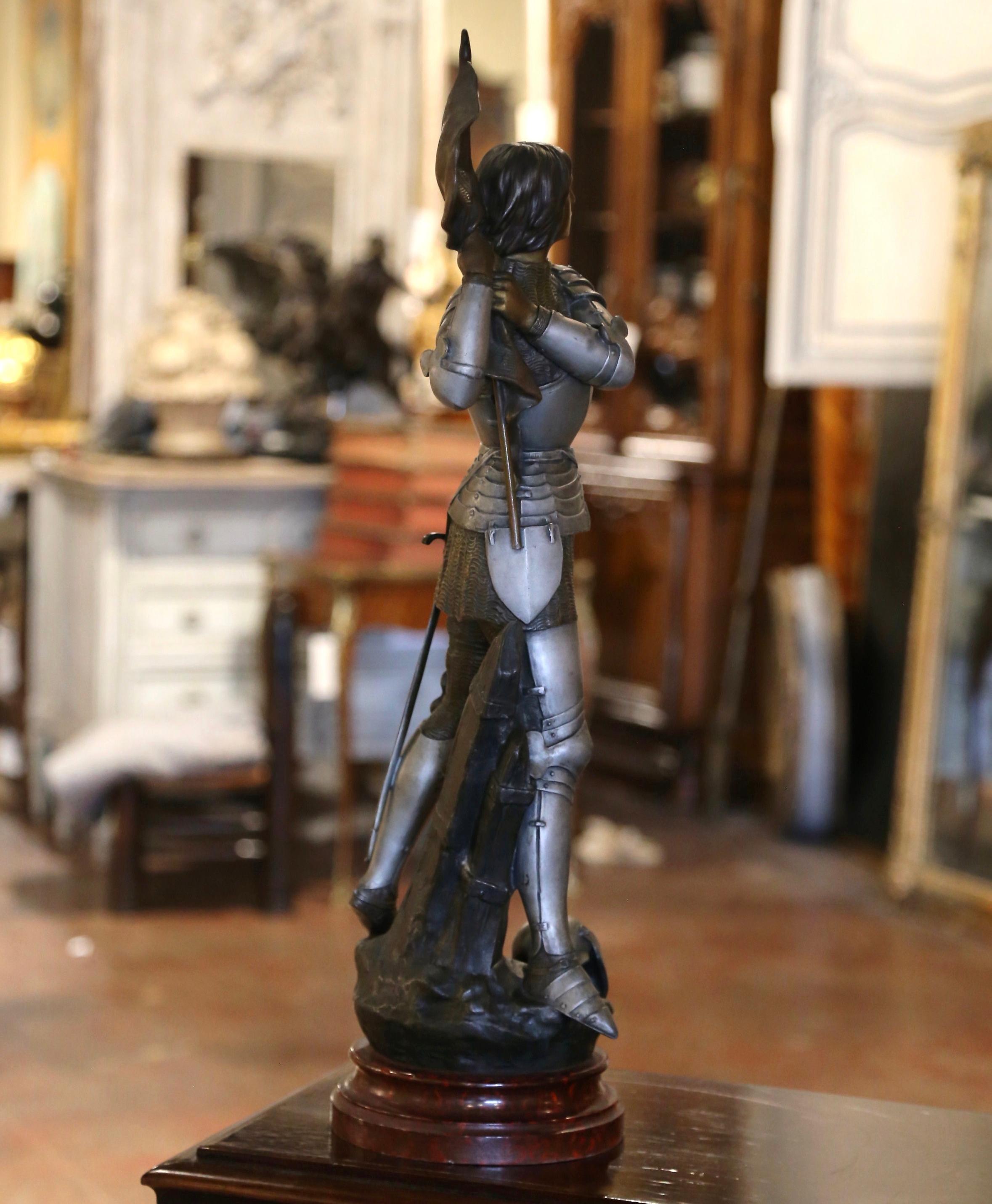 XX secolo Figura di Giovanna d'Arco francese del primo Novecento in speltro patinato di Ernest Legrand in vendita