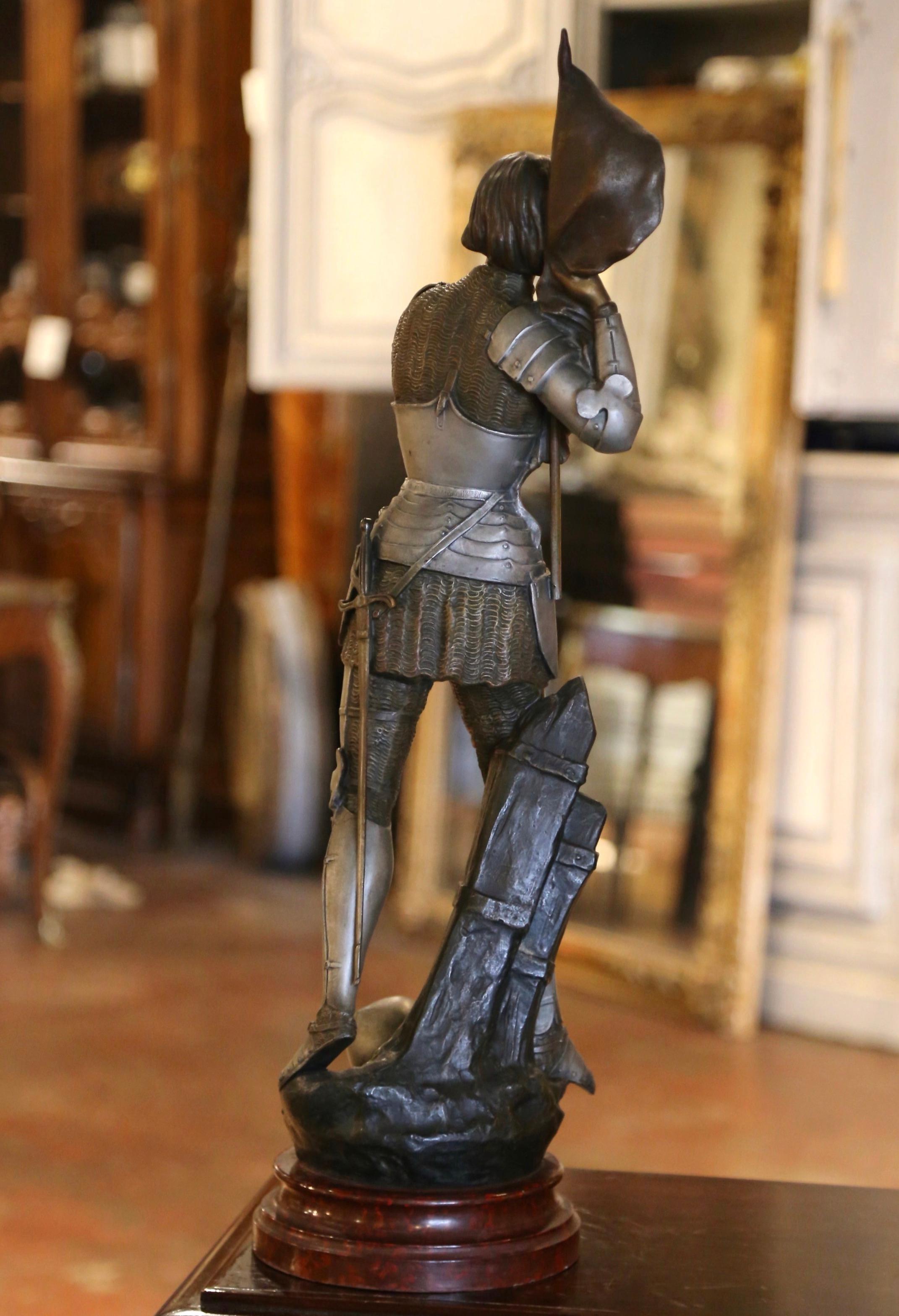 Zinco commerciale Figura di Giovanna d'Arco francese del primo Novecento in speltro patinato di Ernest Legrand in vendita