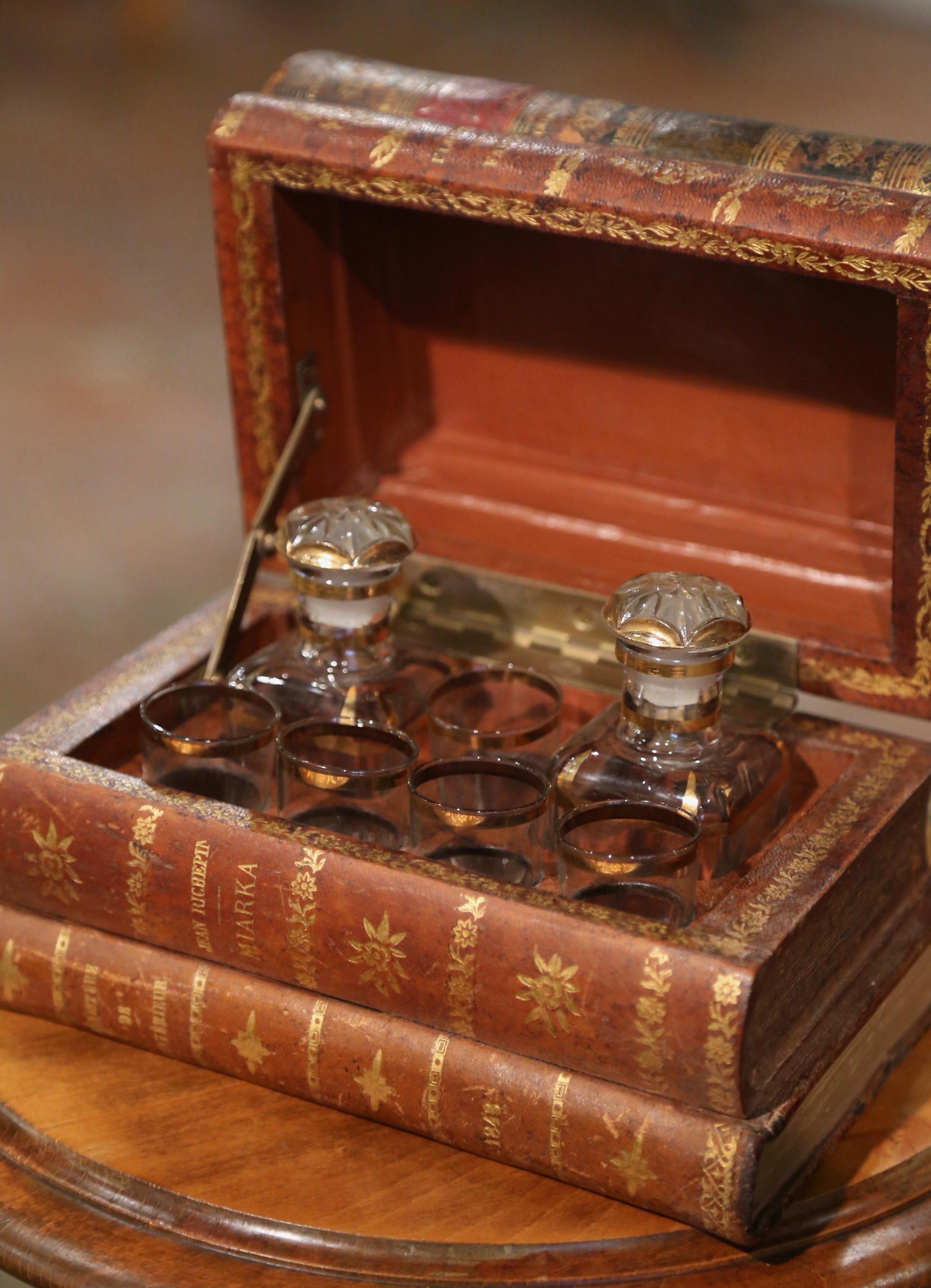 Doré Boîte à liqueur de livre français du début du 20e siècle en cuir avec verres à chaussures et carafes en vente