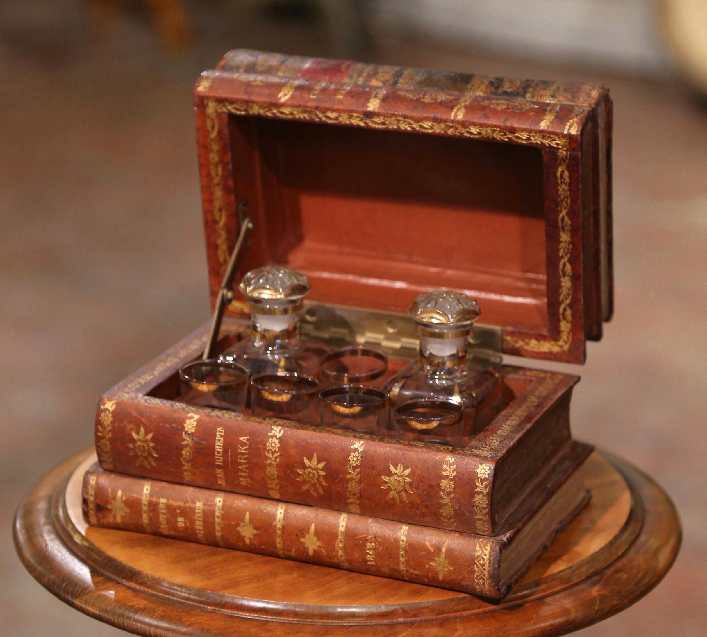 Boîte à liqueur de livre français du début du 20e siècle en cuir avec verres à chaussures et carafes Excellent état - En vente à Dallas, TX