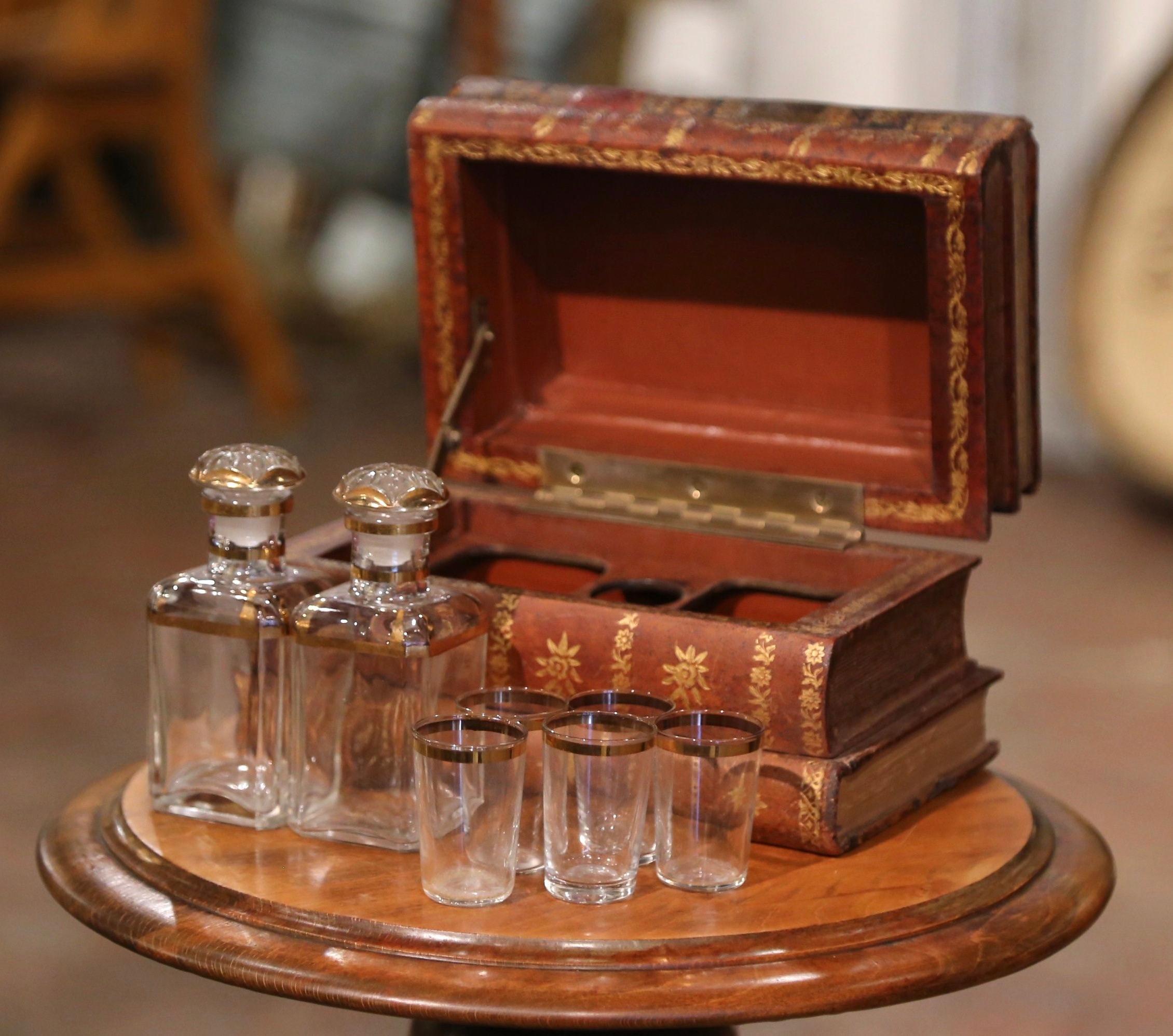 Boîte à liqueur de livre français du début du 20e siècle en cuir avec verres à chaussures et carafes en vente 1